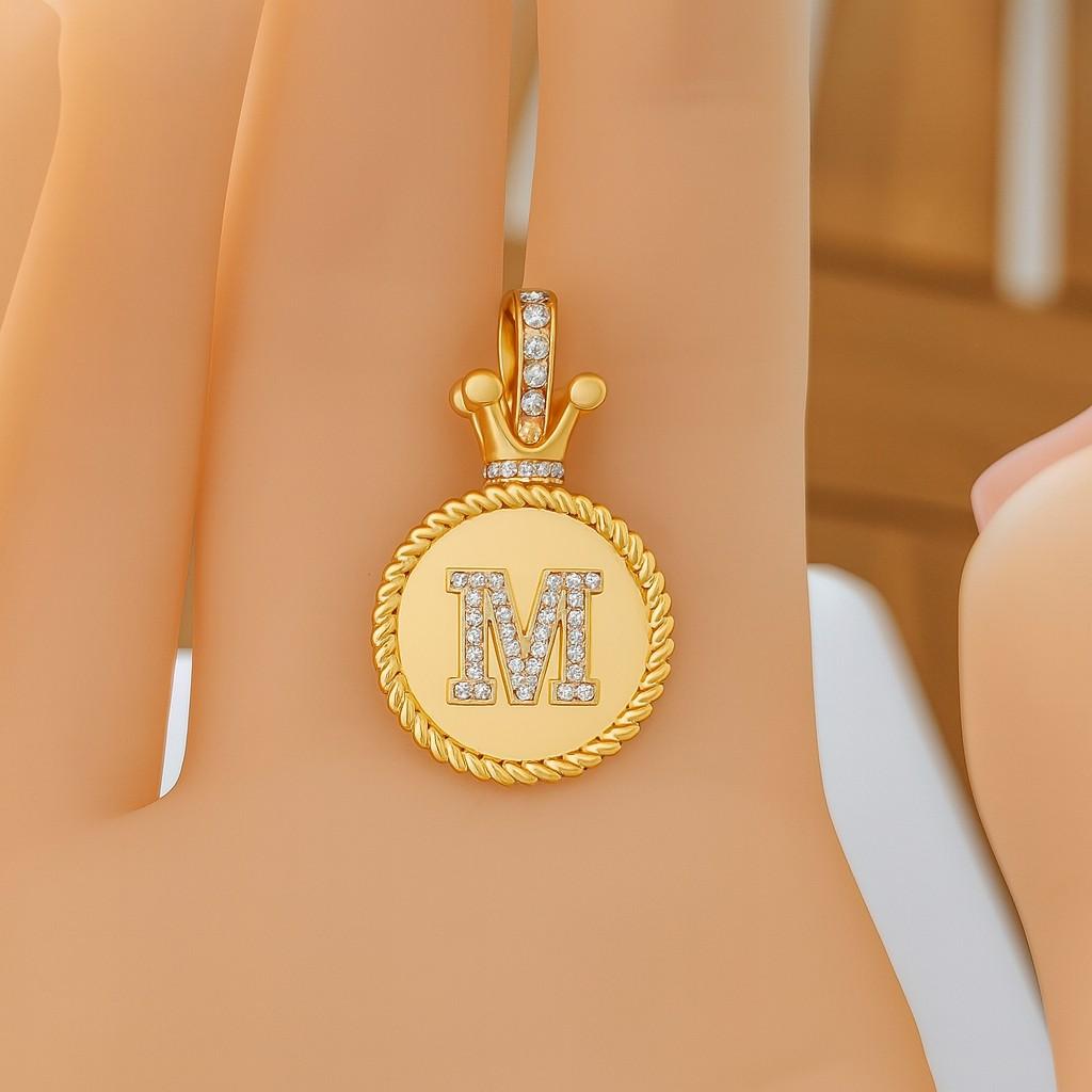 Vitolo 18K Gelbgold Diamantbesetzter Initial M Kronen-Anhänger im Zustand „Neu“ im Angebot in Los Angeles, CA