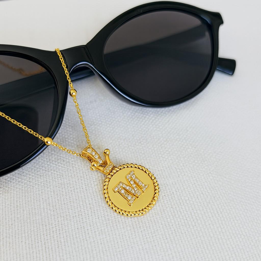 Vitolo 18K Gelbgold Diamantbesetzter Initial M Kronen-Anhänger im Angebot 2