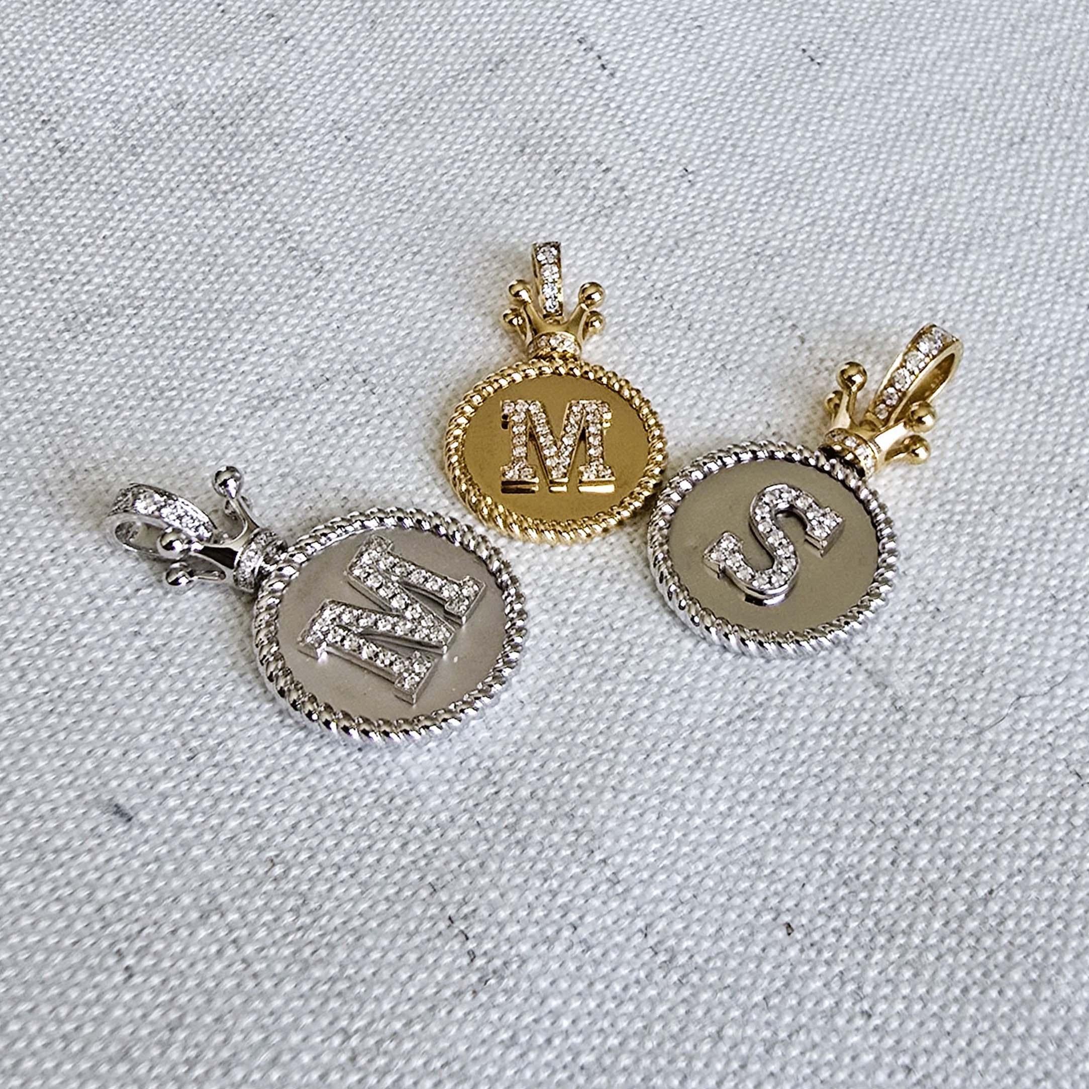 Vitolo 18K Gelbgold Diamantbesetzter Initial M Kronen-Anhänger im Angebot 3