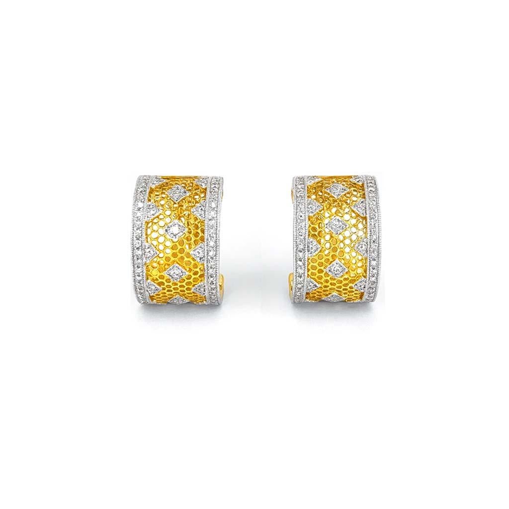 Élégantes boucles d'oreilles en or 18 carats bicolore présentant un délicat motif en nid d'abeilles, joliment serties d'un total de 0,75 carats de diamants taillés en brillant. Le design dégage une élégance intemporelle avec une touche de