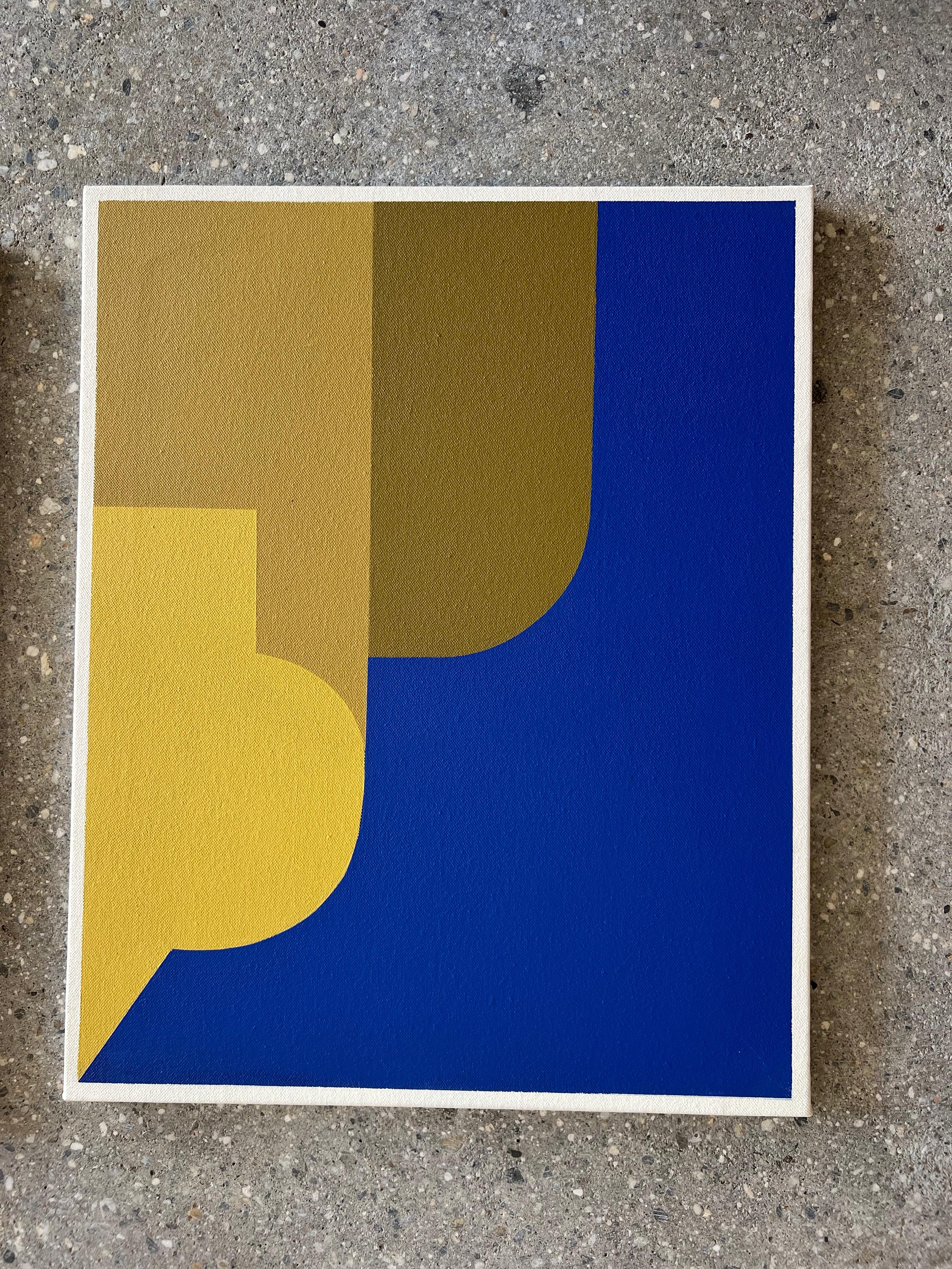 edifici con finestre che si affacciano sul mare blu, giallo oro e forme pure - Art di Vitor Mejuto