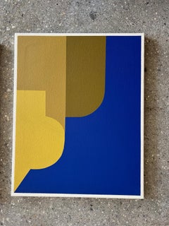 edificios con ventanas que dan al mar azul, amarillo dorado y formas puras