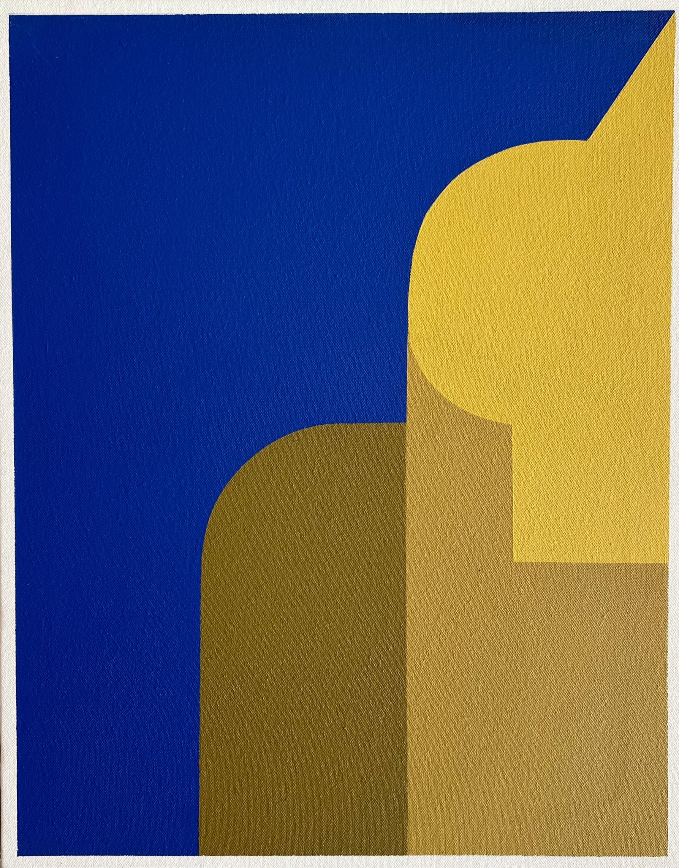 edifici con finestre che si affacciano sul mare blu, giallo oro e forme pure