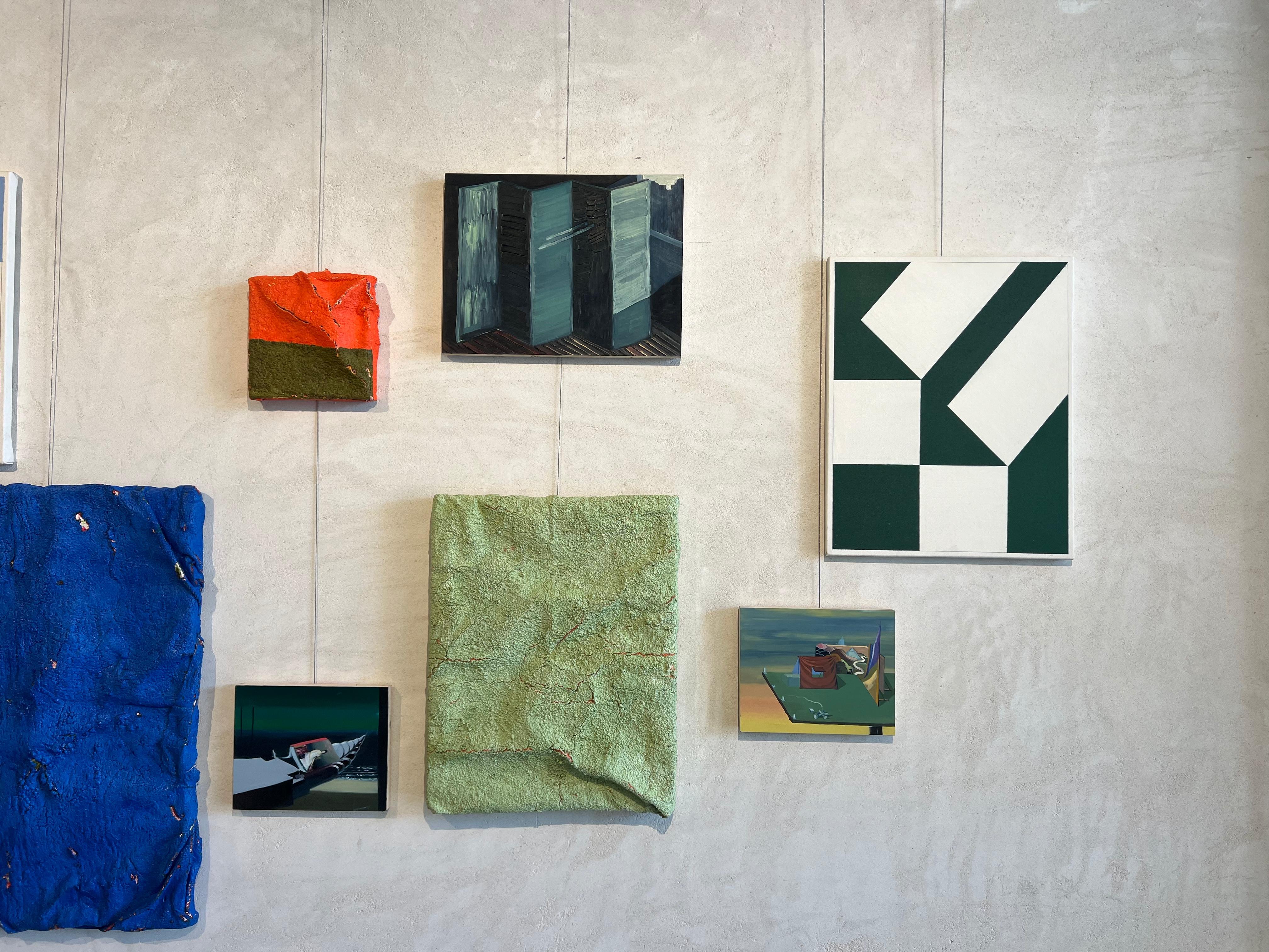 bâtiments inversés, architecture éphémère vert émeraude, acrylique et graphite - Painting de Vitor Mejuto