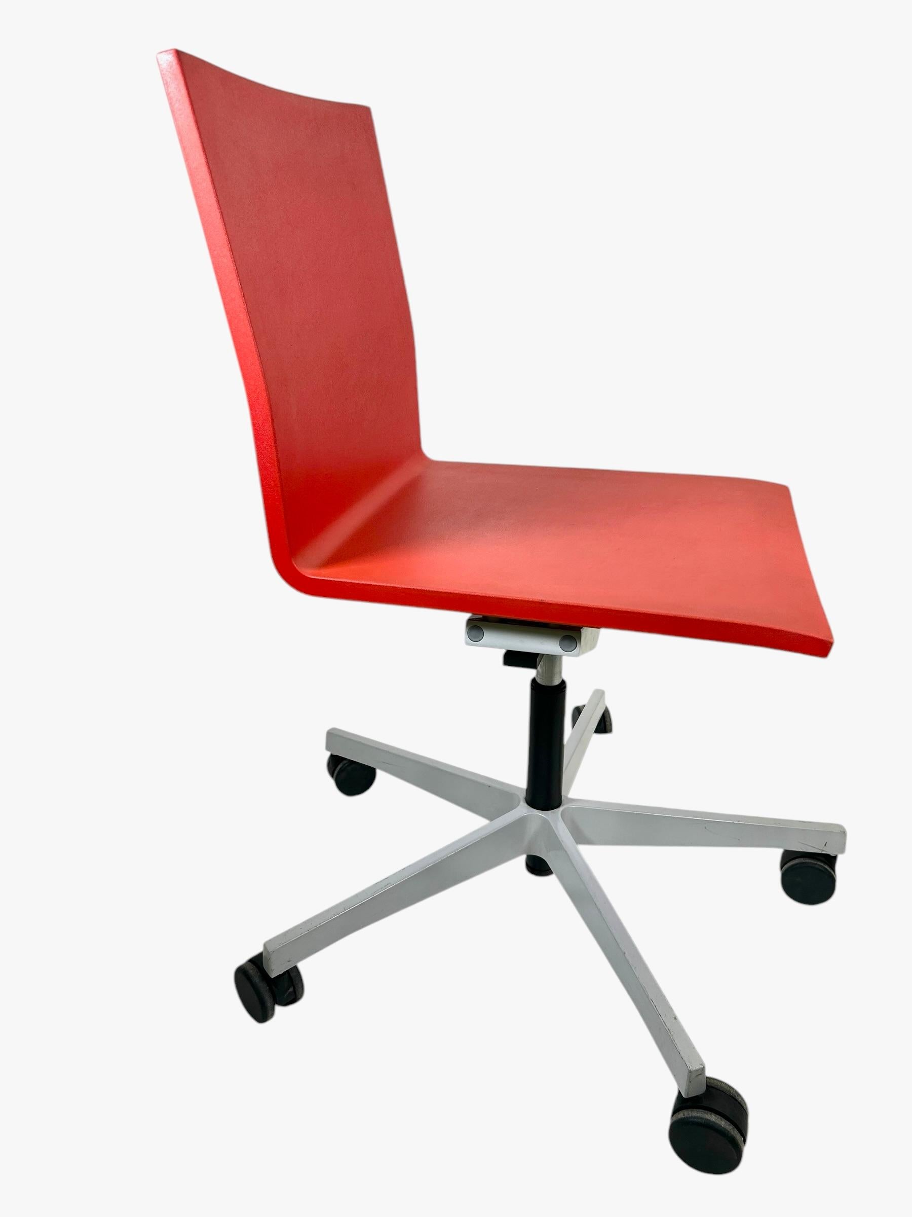 La Sedia Studio .04 di Vitra in rosso classico porterà un elemento di stile e di moderna energia creativa in qualsiasi spazio di lavoro. Disegnata da Maarten van Severen, questa sedia da ufficio offre una piacevole sensazione di operosità e