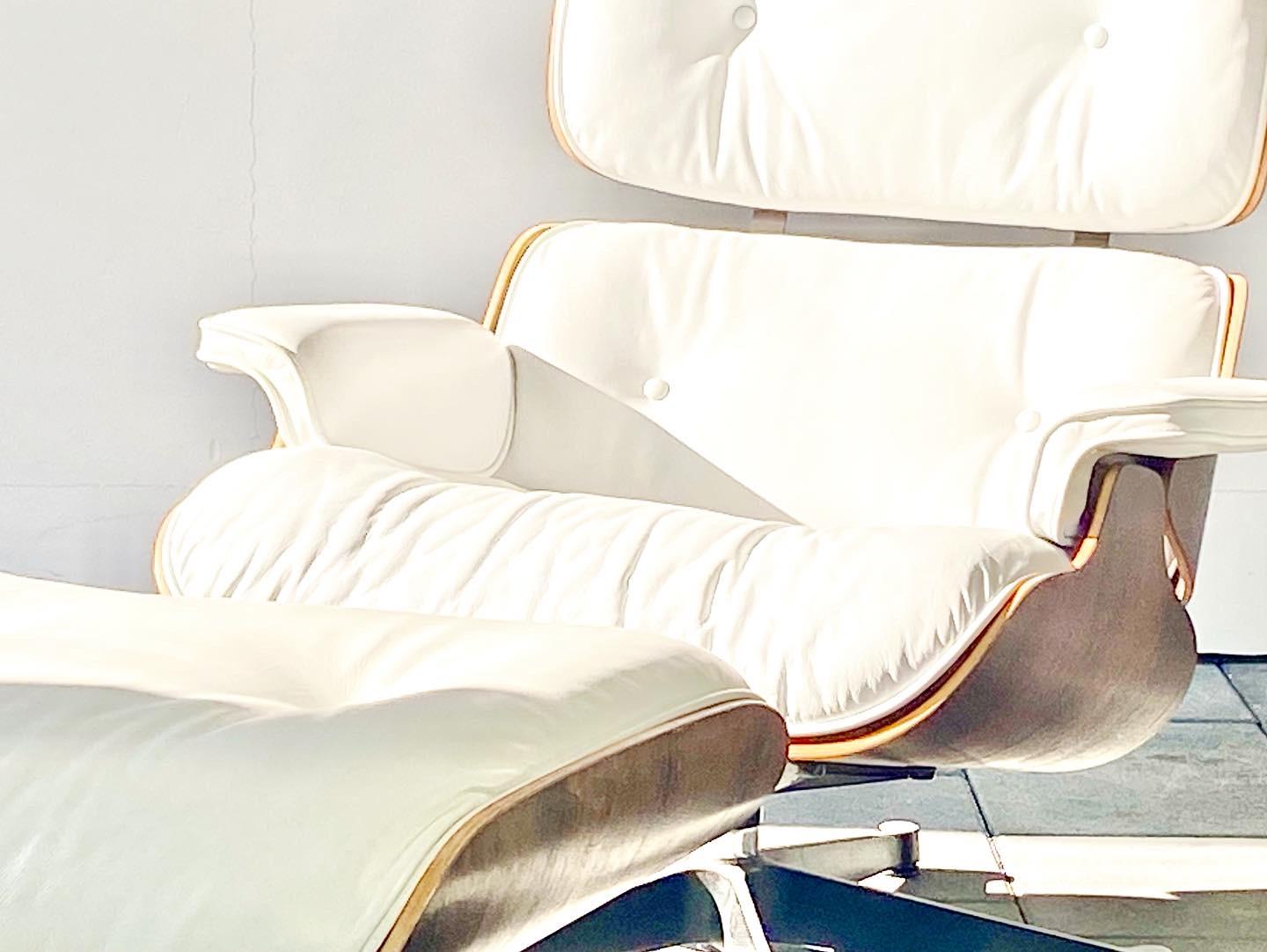 Vitra 671 Eames Lounge chair & ottoman design Charles and Ray Eames.

La chaise et l'ottoman sont recouverts de cuir blanc qui contraste joliment avec le bois de rose. Les coussins en cuir blanc ne sont plus disponibles chez Vitra depuis quelques