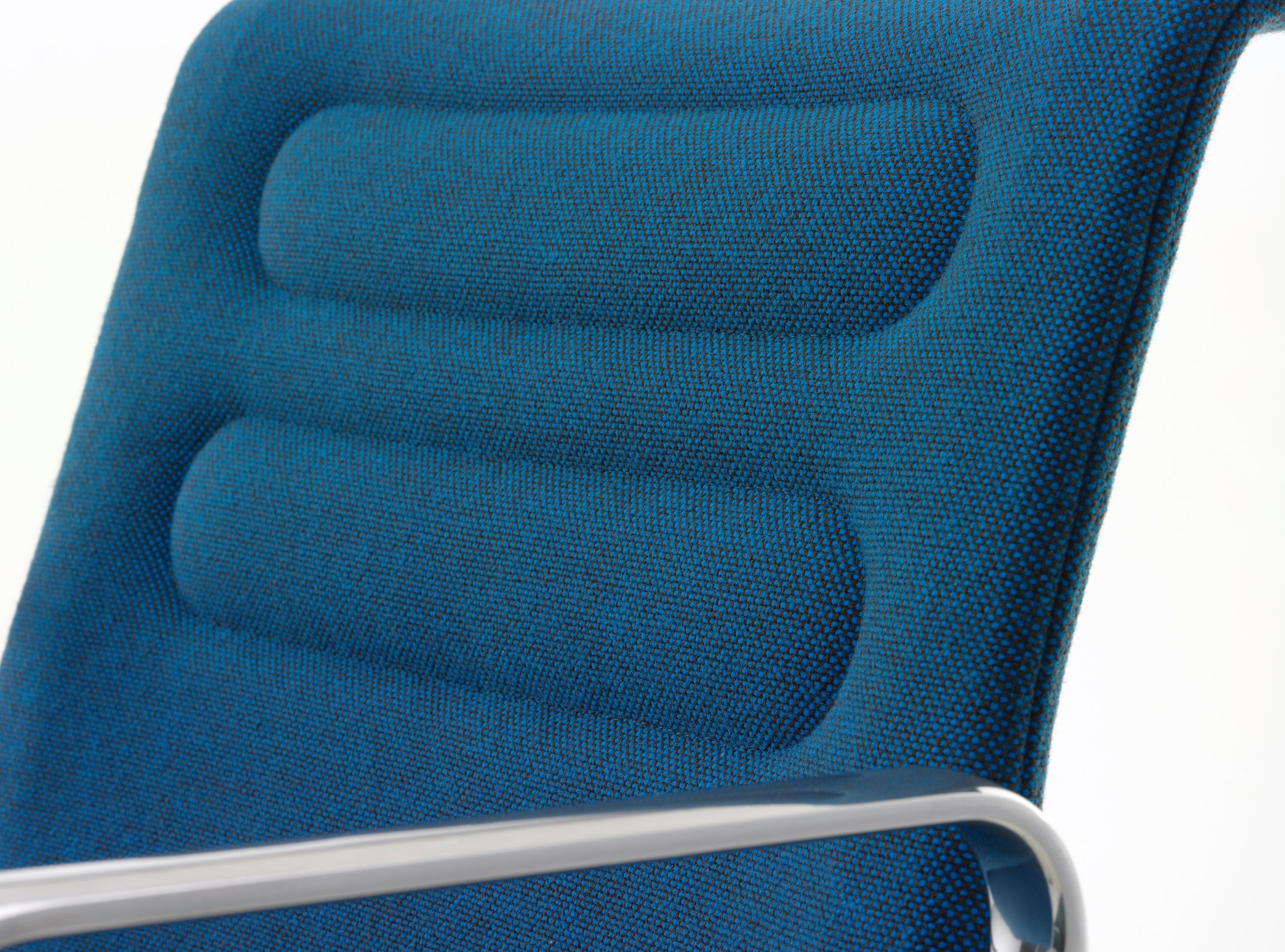 Vitra Ac 5 Meet Chair in Blue & Coconut Plano by Antonio Citterio (Moderne) im Angebot