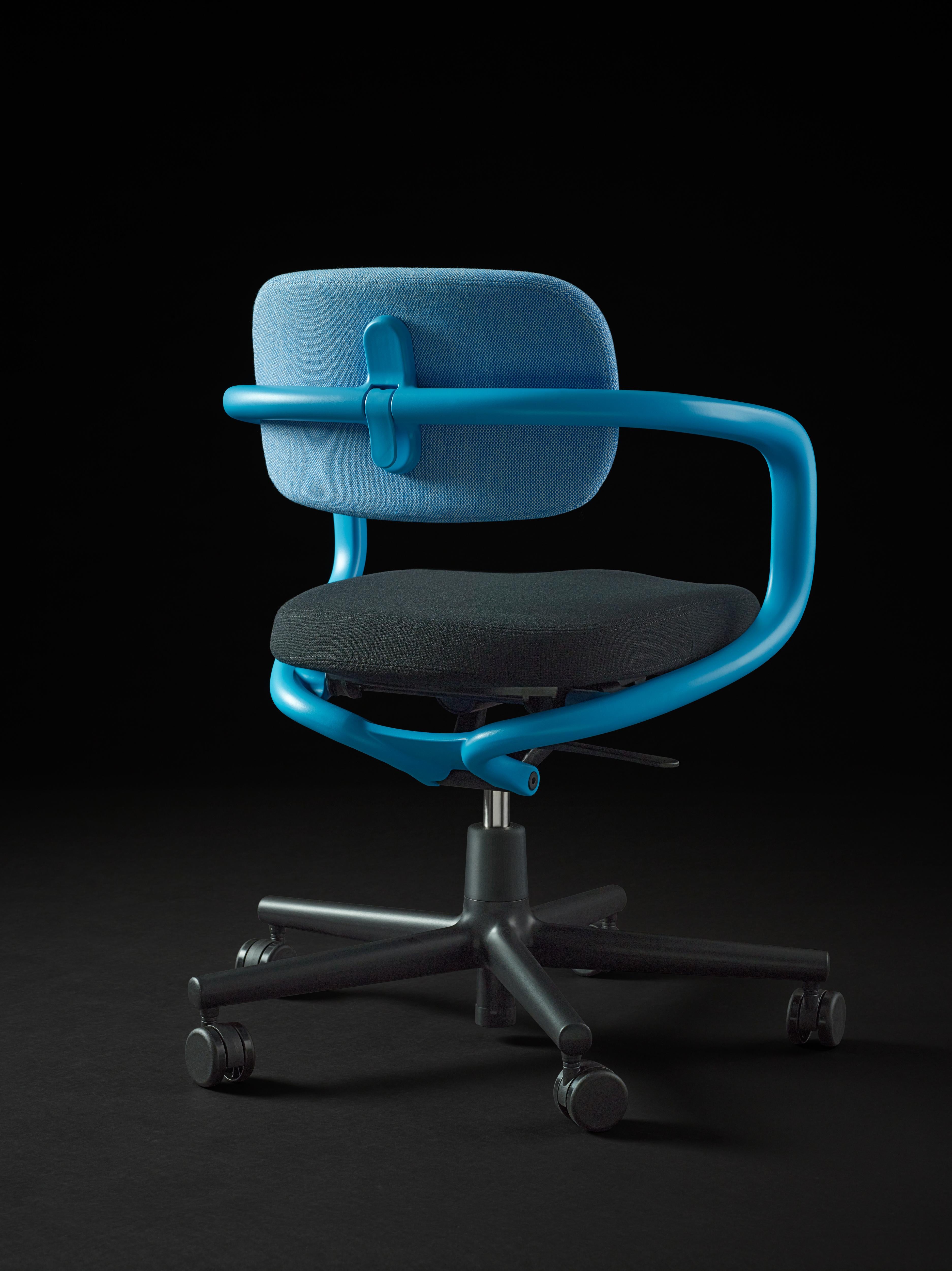 Vitra Allstar Chair in Blue & Moor Brown and Nero Hopsak by Konstantin Grcic In New Condition For Sale In New York, NY