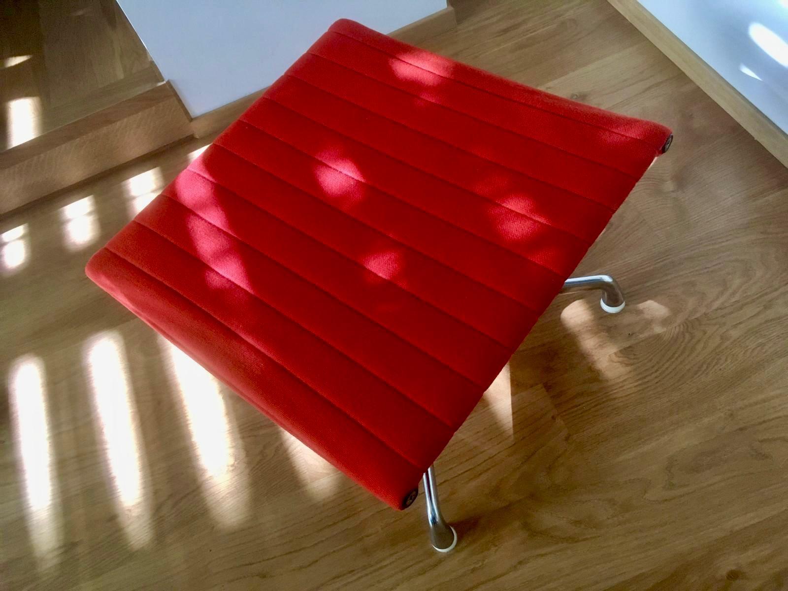 Vitra Aluminium Chair EA 124 et Ottoman EA 125 by Charles & Ray Eames en vente 5