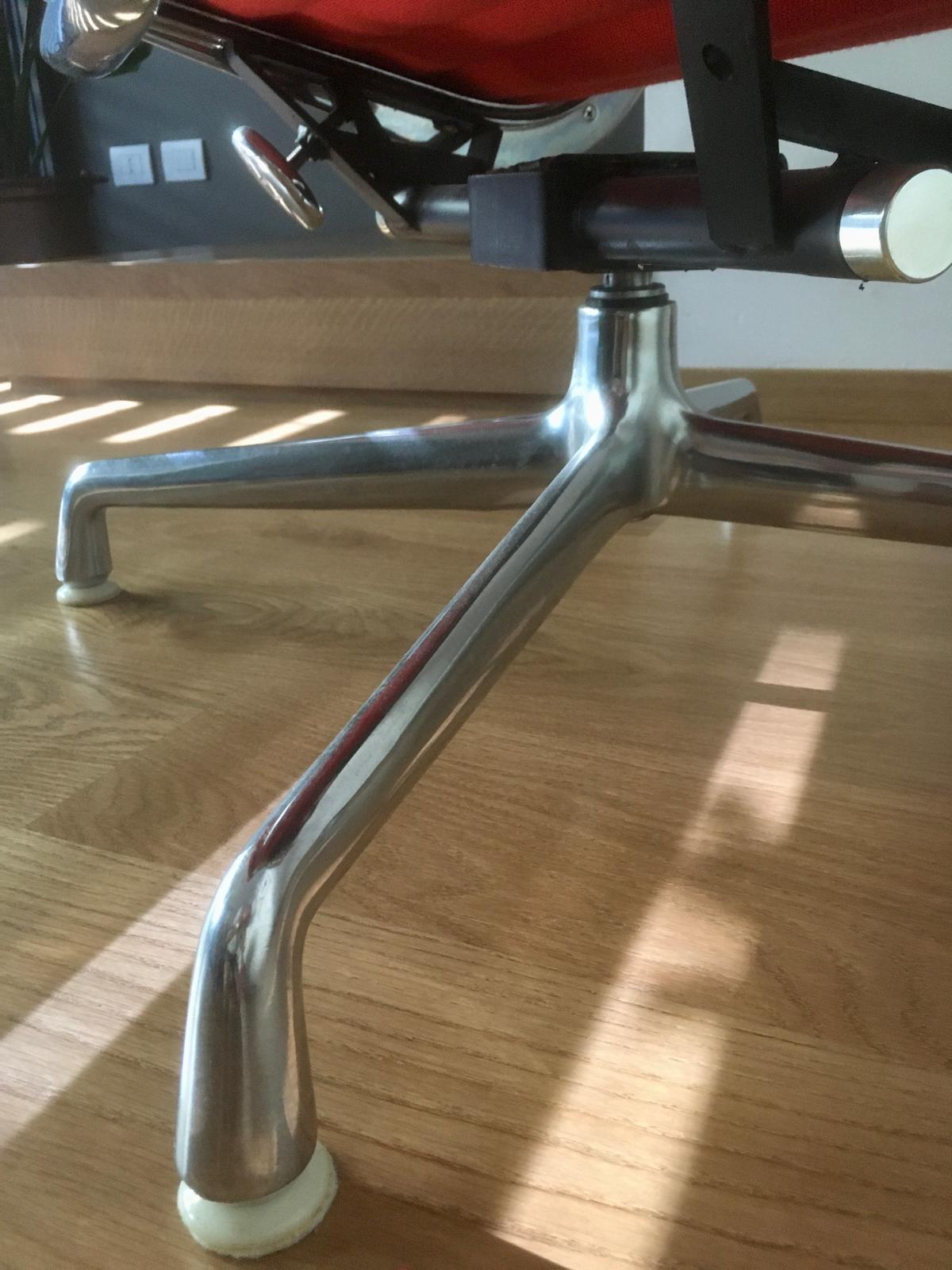 Vitra Aluminium Chair EA 124 et Ottoman EA 125 by Charles & Ray Eames en vente 7