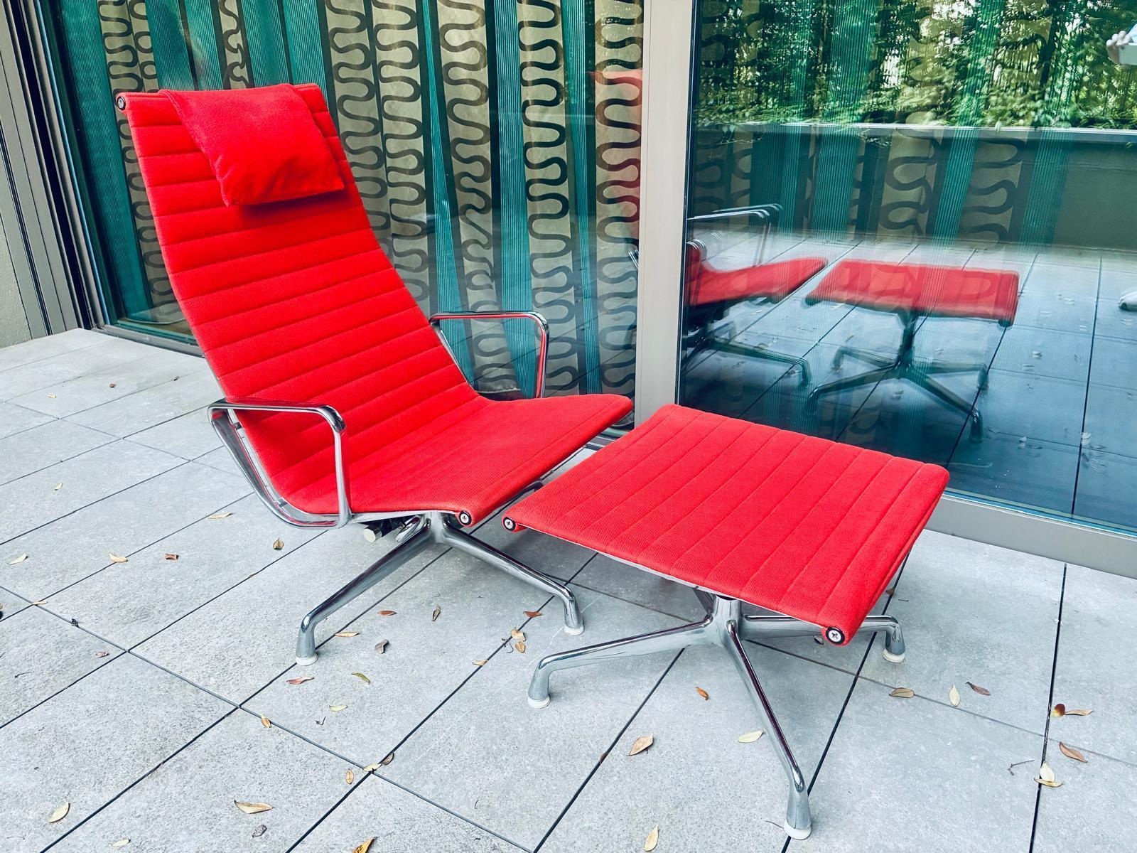 Vitra Aluminium Chair EA 124 et Ottoman EA 125 fabriqués par Herman Miller

Conçus par Charles et Ray Eames en 1958, l'EA 124 et l'ottoman EA 125 appartiennent à la collection historique de l'Aluminium Group.
L'EA 124 se distingue par son cadre en