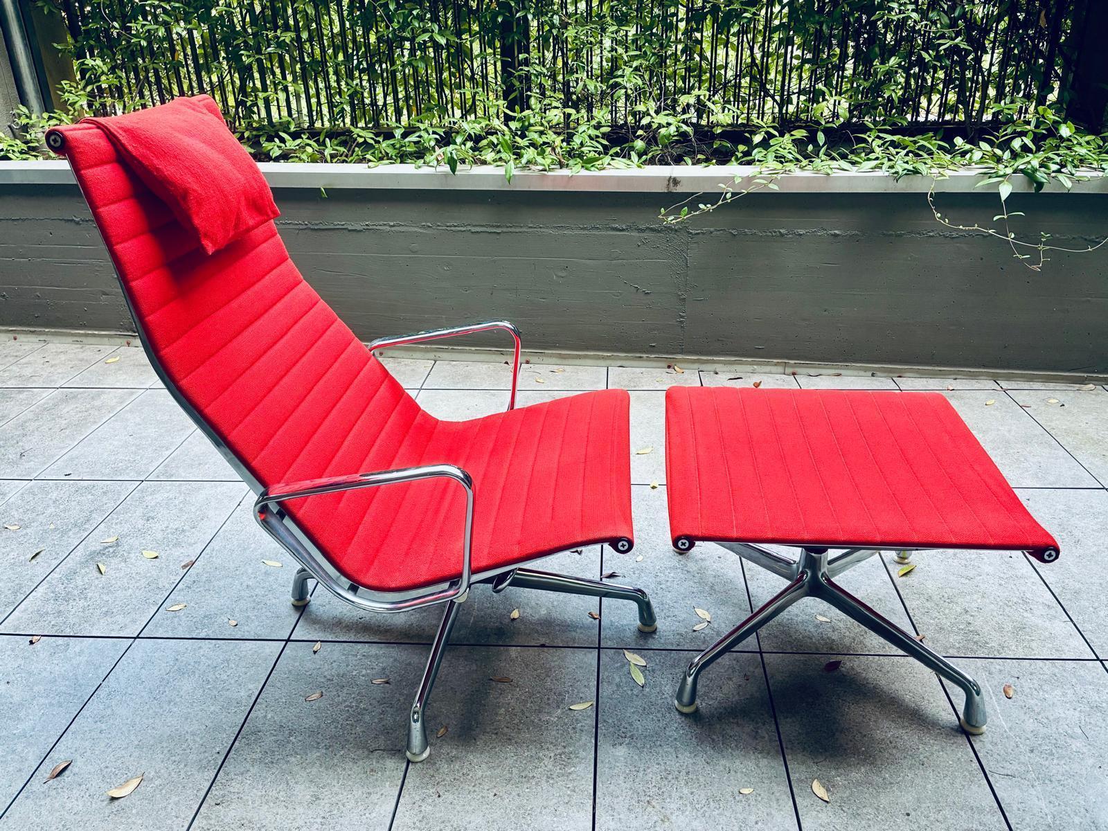 Mid-Century Modern Vitra Aluminium Chair EA 124 et Ottoman EA 125 by Charles & Ray Eames en vente