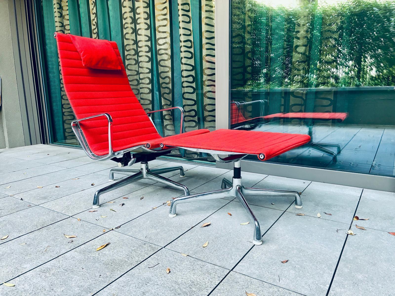 Vitra Aluminium Chair EA 124 et Ottoman EA 125 by Charles & Ray Eames Bon état - En vente à Milano, IT