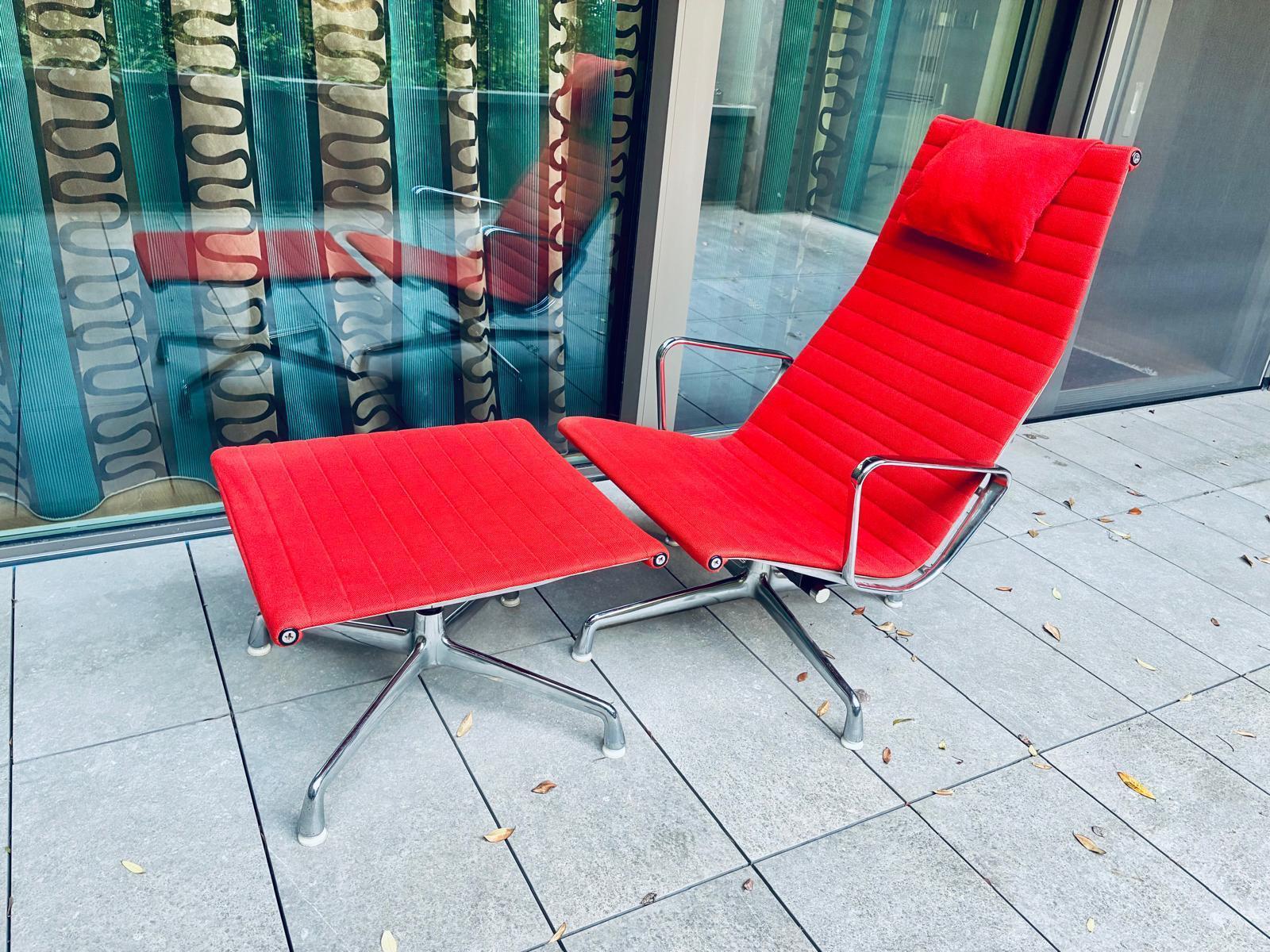 Mid-20th Century Vitra Aluminium Chair EA 124 et Ottoman EA 125 by Charles & Ray Eames en vente