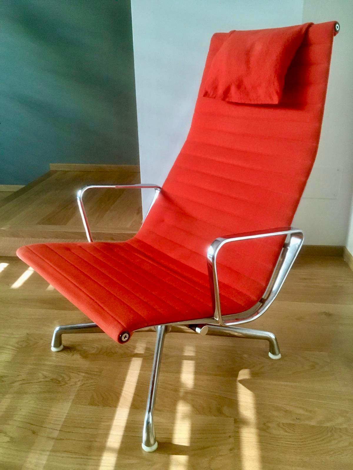 Vitra Aluminium Chair EA 124 et Ottoman EA 125 by Charles & Ray Eames en vente 1