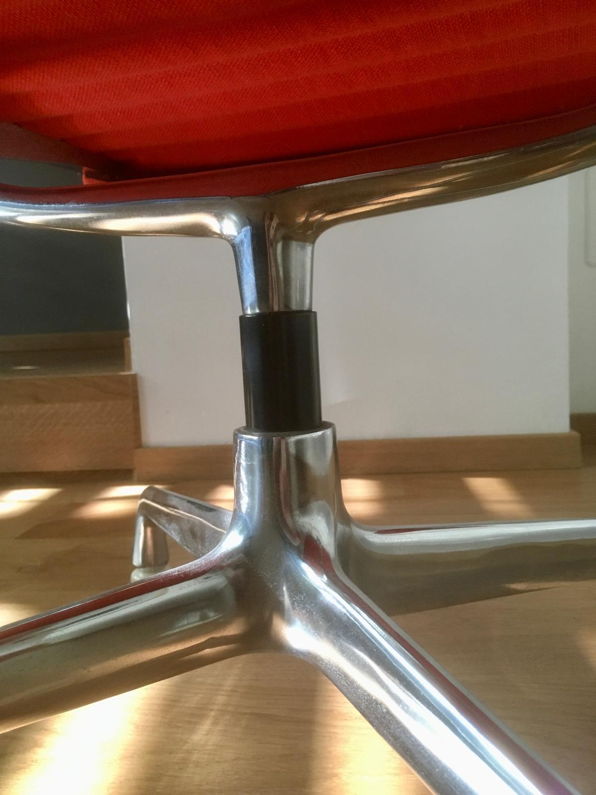 Vitra Aluminium Chair EA 124 et Ottoman EA 125 by Charles & Ray Eames en vente 3