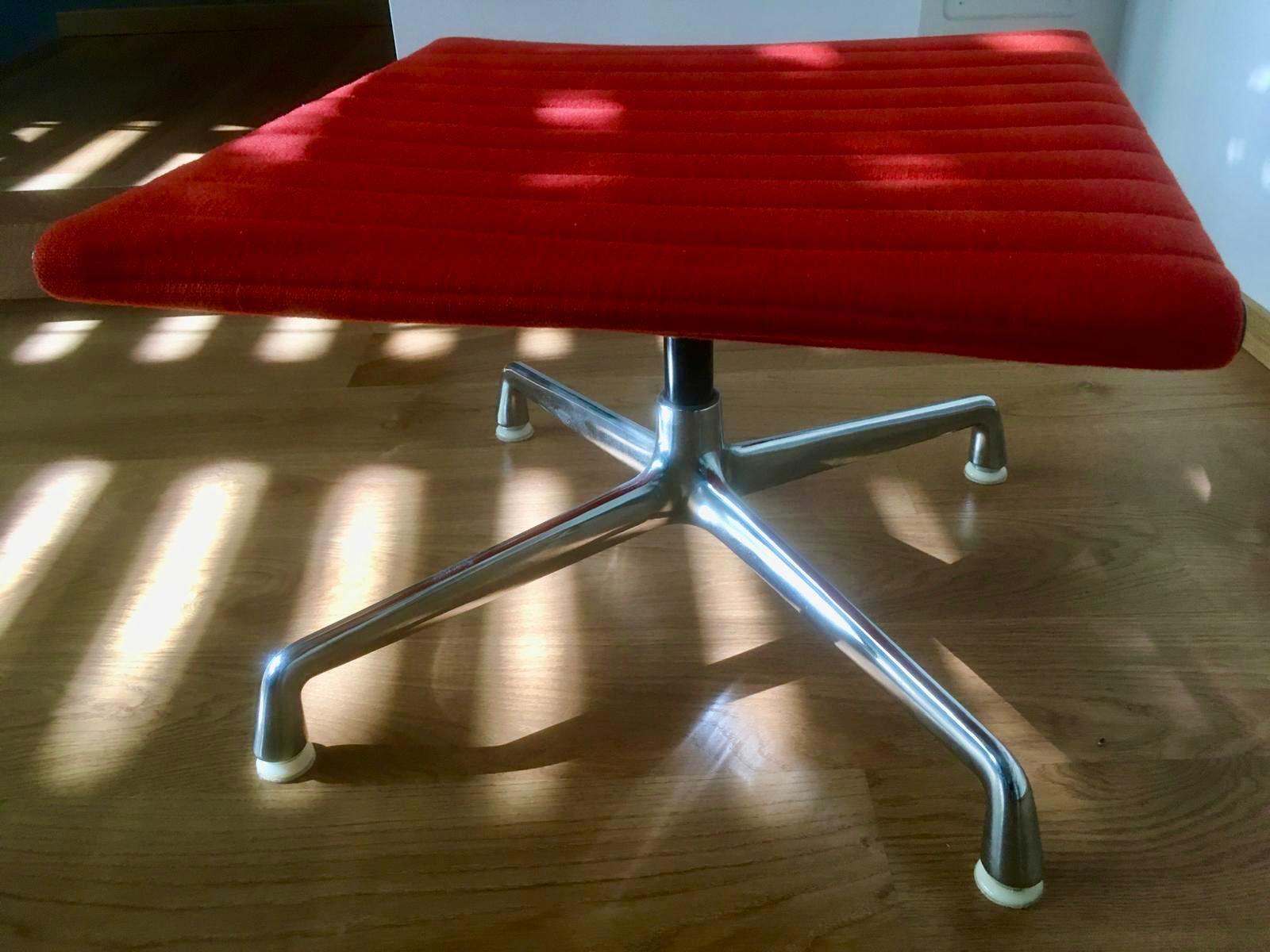 Vitra Aluminium Chair EA 124 et Ottoman EA 125 by Charles & Ray Eames en vente 4