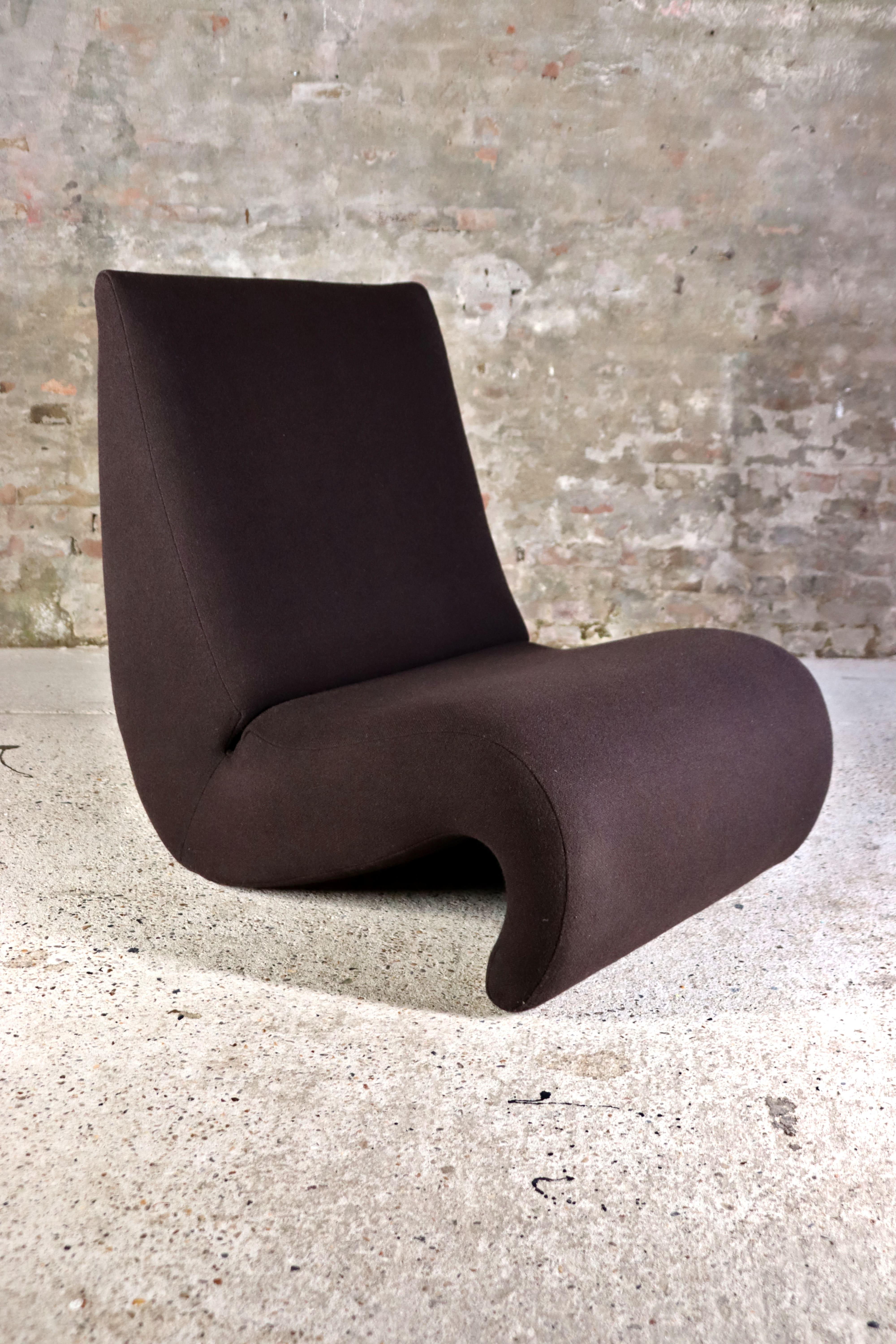 Dieser Stuhl heißt Amoebe und wurde von Verner Panton für Vitra entworfen. Er ist von den Einzellern inspiriert, was sich in Sitz und Rückenlehne widerspiegelt: In einer einzigen, fließenden Form umschließt er den Körper ergonomisch. Dieser