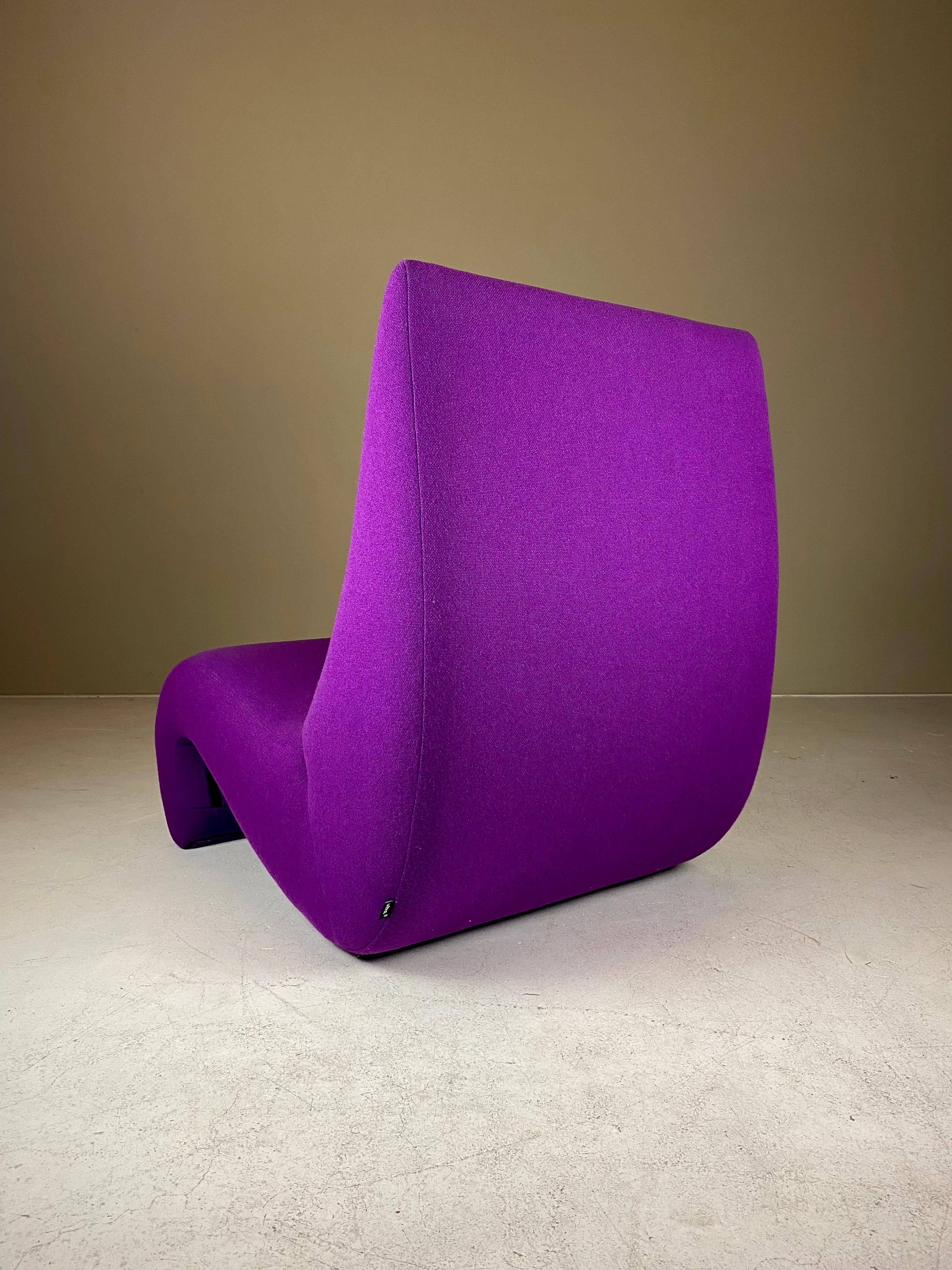 Originally designed by Verner Panton's for his famous Visiona installation in 1970, the Amoebe Lounge Chair grew out to become one of the icons of modern design. It perfectly captures the bold zeitgeist of the 1970s, it oozes Space Age, and is is a
