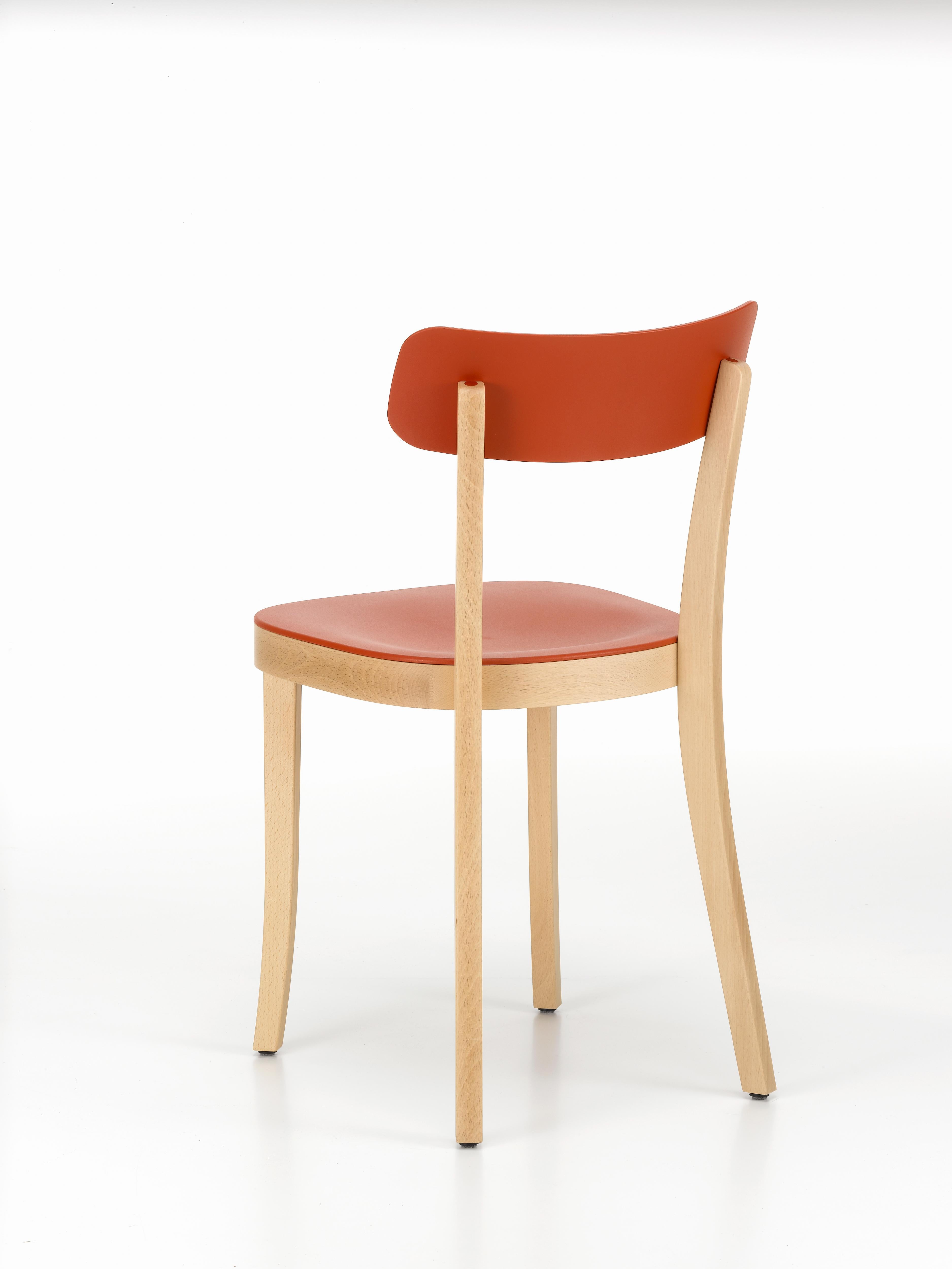 Diese Produkte sind nur in den Vereinigten Staaten erhältlich.

Mit dem Stuhl Basel erneuert Jasper Morrison die klassische Gattung der einfachen Holzstühle, die in den letzten 100 Jahren in großer Zahl und Vielfalt industriell hergestellt wurden.