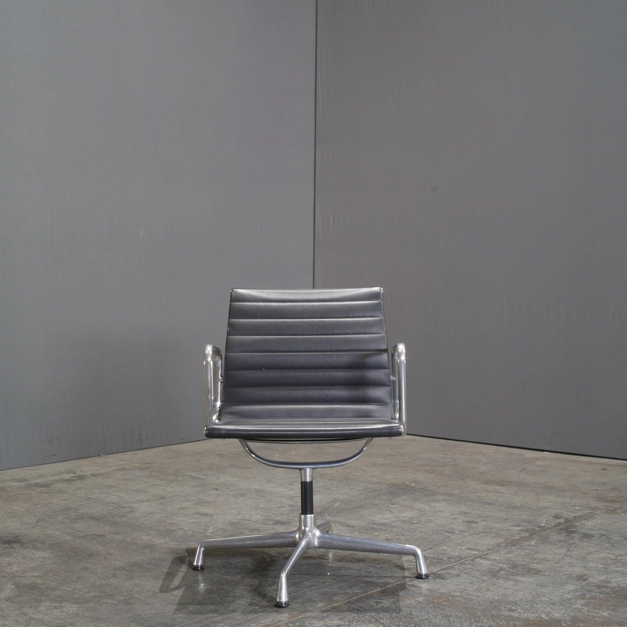 A timeless design icon, the Vitra Black Leather Alu EA 117 Aluminium Office Chair by Charles and Ray Eames epitomizes mid-century modern style.  This chair is crafted from premium materials, including black leather upholstery, die-cast aluminium
