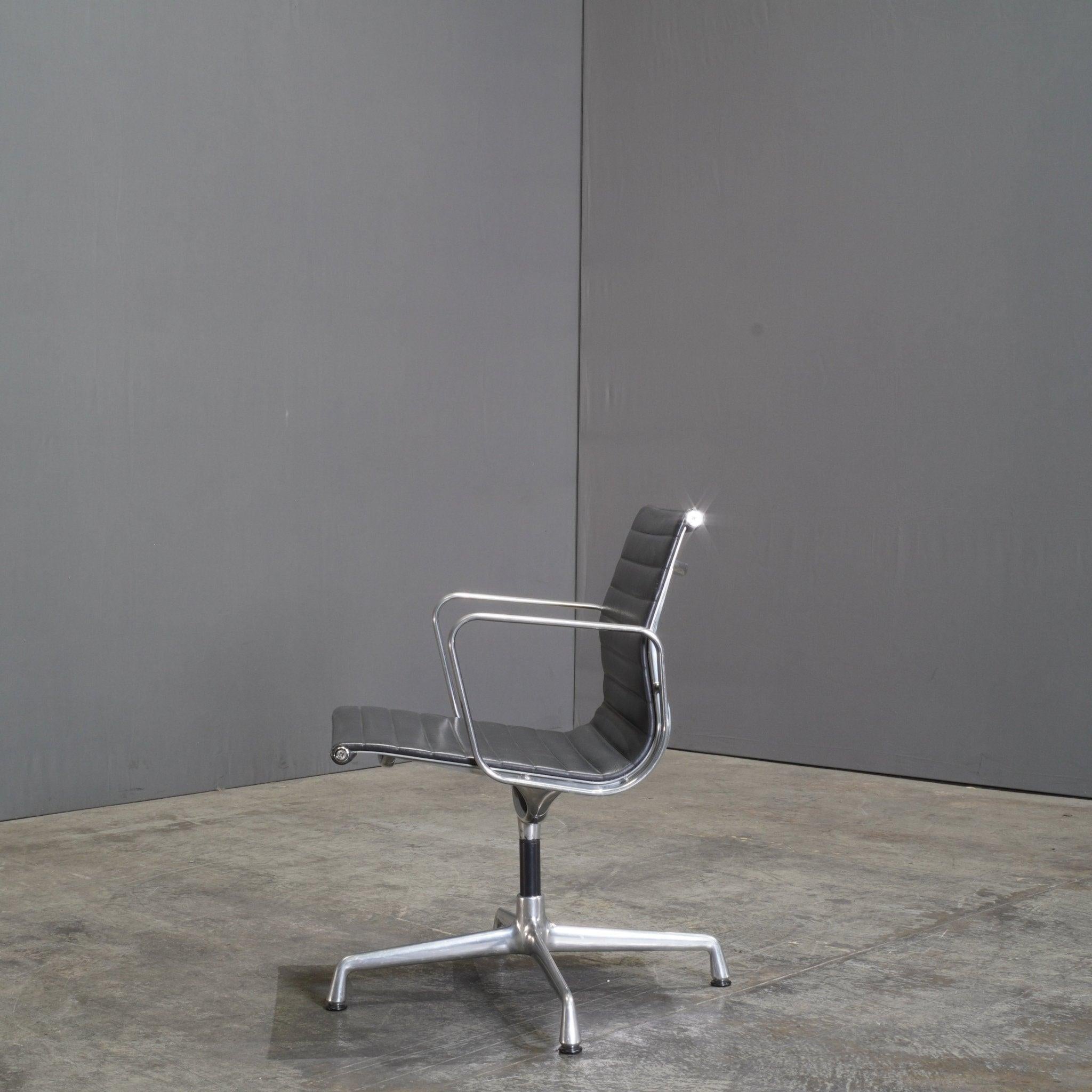 Vitra Black Leather Alu EA 117 Aluminium Office Chair by Charles & Ray Eames In Good Condition In Basildon, London