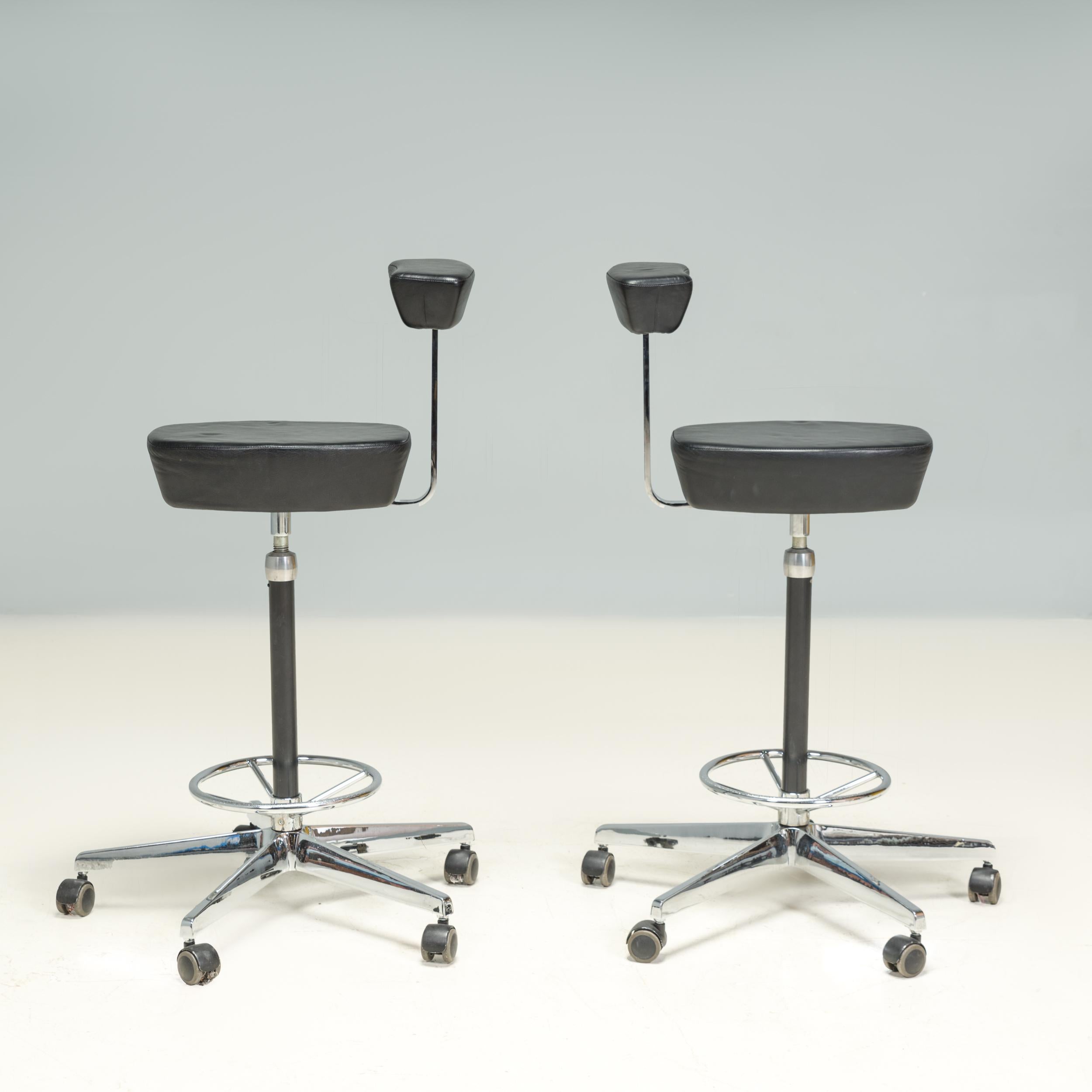 Conçue à l'origine par George Nelson en 1964, la chaise de bureau Perch faisait partie du système de bureau révolutionnaire Herman Miller Action 1, qui était la première conception de bureau à aire ouverte.

Cette paire de chaises de bureau Perch a