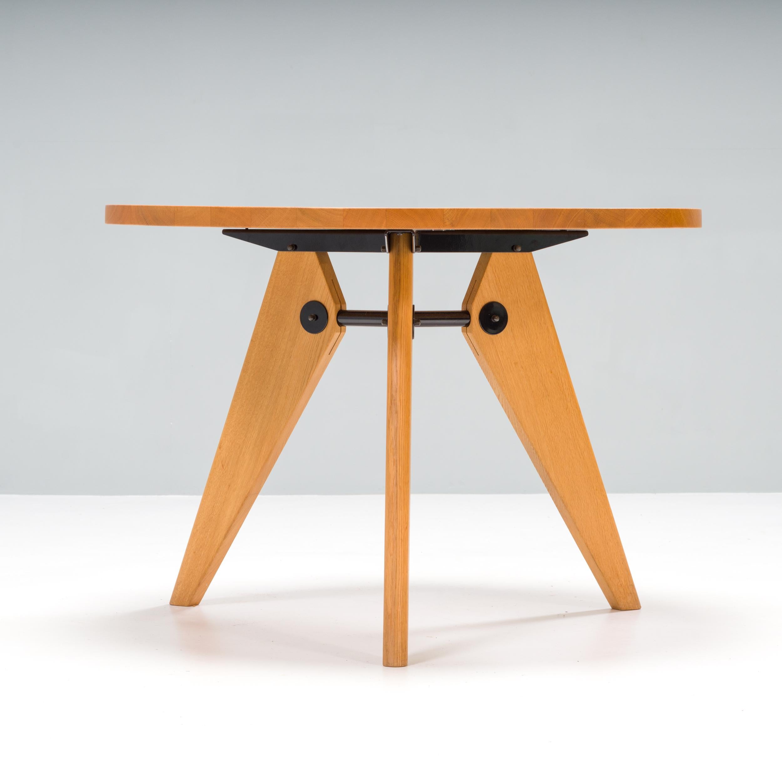 La table Guéridon a été conçue à l'origine pour l'Université de Paris par le célèbre designer de meubles et ingénieur Jean Prouvé en 1949.

Fabriquée par Vitra, la table de salle à manger ronde est fabriquée en chêne naturel massif avec une finition
