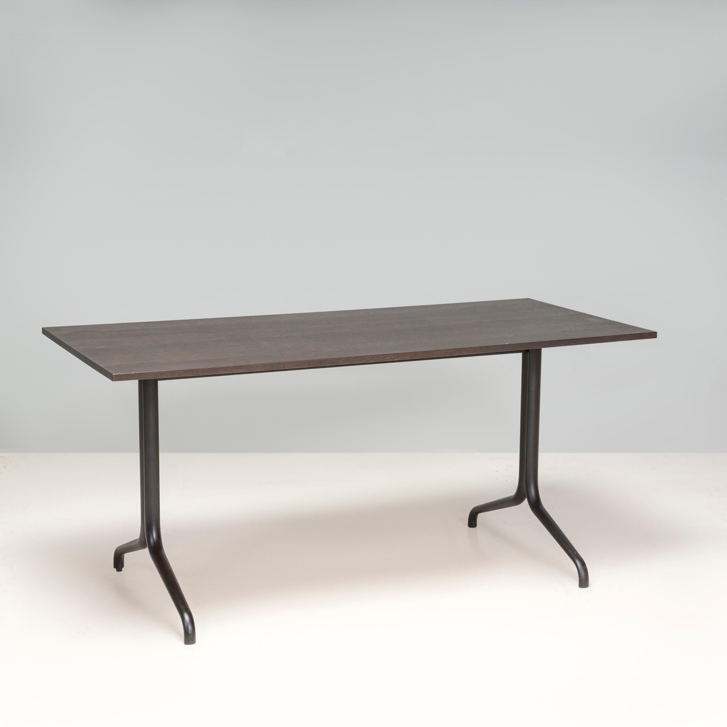 Der Belleville Esstisch wurde ursprünglich 2015 von Ronan & Erwan Bouroullec für Vitra entworfen und verleiht dem klassischen Bistrotisch ein modernes Update. 

Der Tisch hat eine rechteckige Tischplatte aus dunklem Eichenfurnier und steht auf