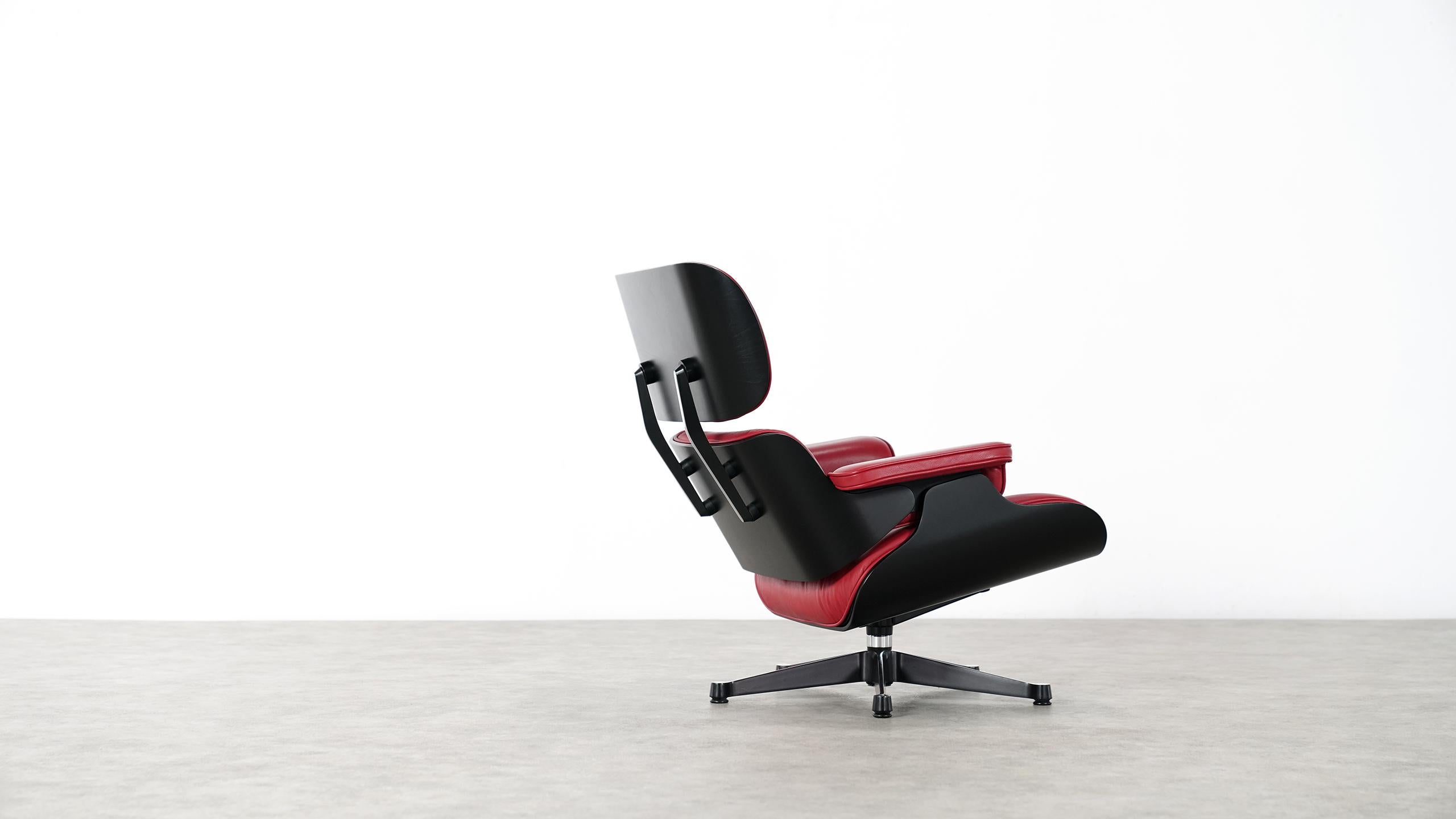Vitra Charles Eames Lounge Chair und Ottoman von Vitra Rotes Leder:: schwarze Schalen 12