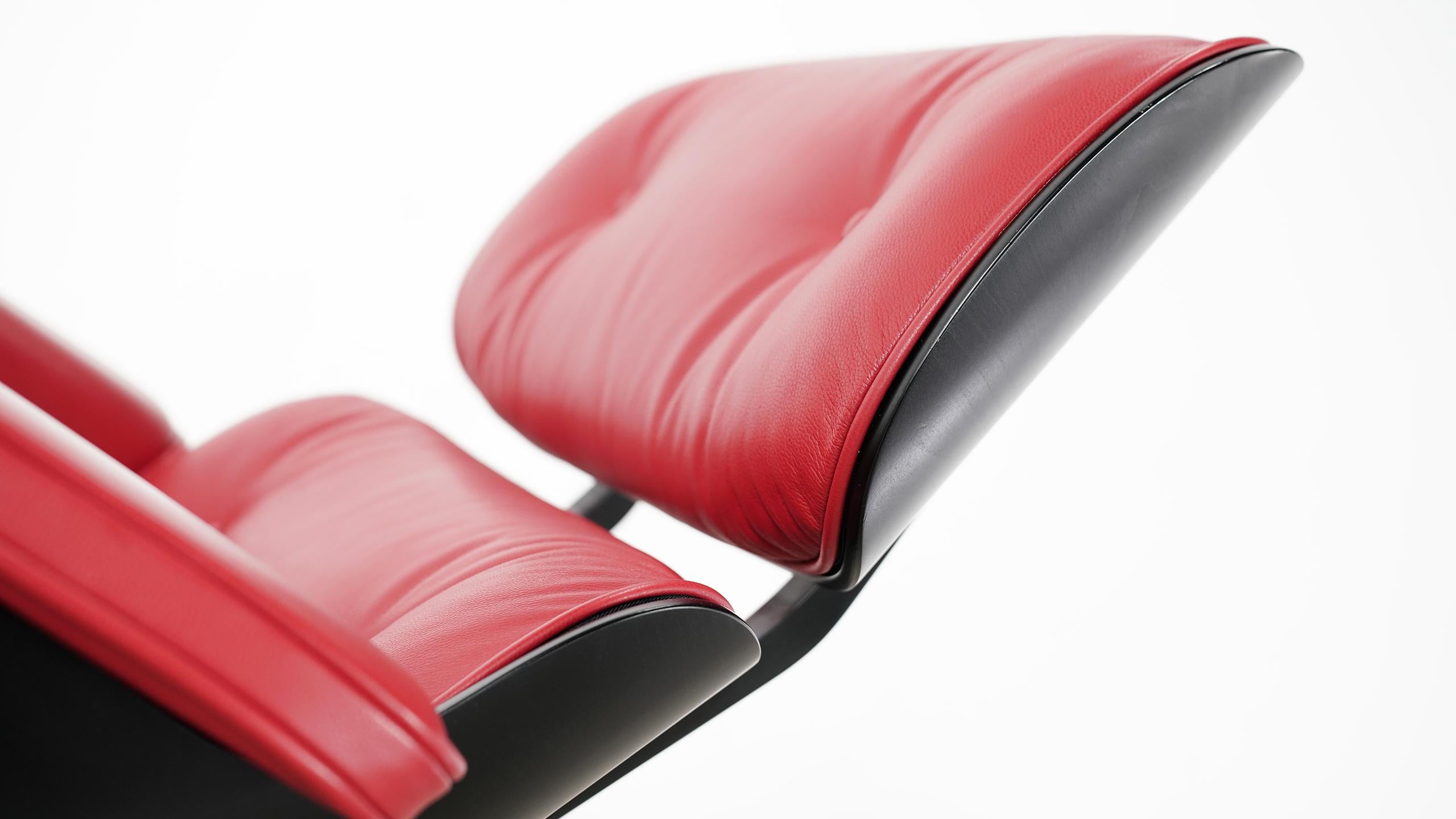 Vitra Charles Eames Lounge Chair und Ottoman von Vitra Rotes Leder:: schwarze Schalen (Moderne der Mitte des Jahrhunderts)