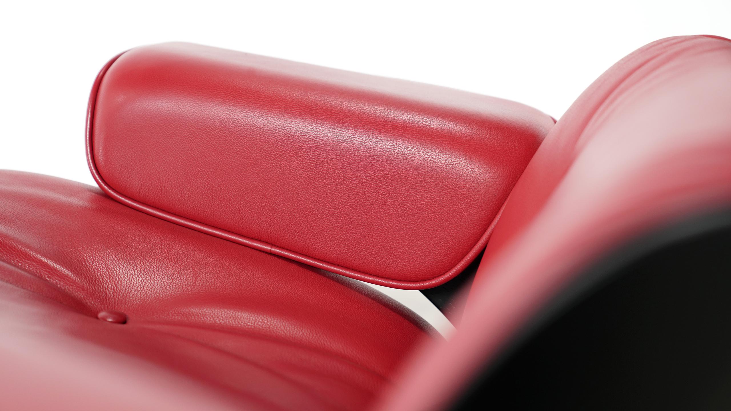 Vitra Charles Eames Lounge Chair und Ottoman von Vitra Rotes Leder:: schwarze Schalen (Deutsch)