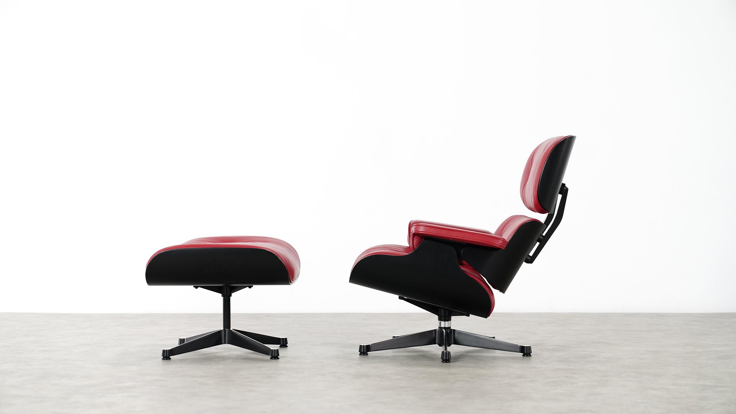 Vitra Charles Eames Lounge Chair und Ottoman von Vitra Rotes Leder:: schwarze Schalen im Zustand „Gut“ in Munster, NRW