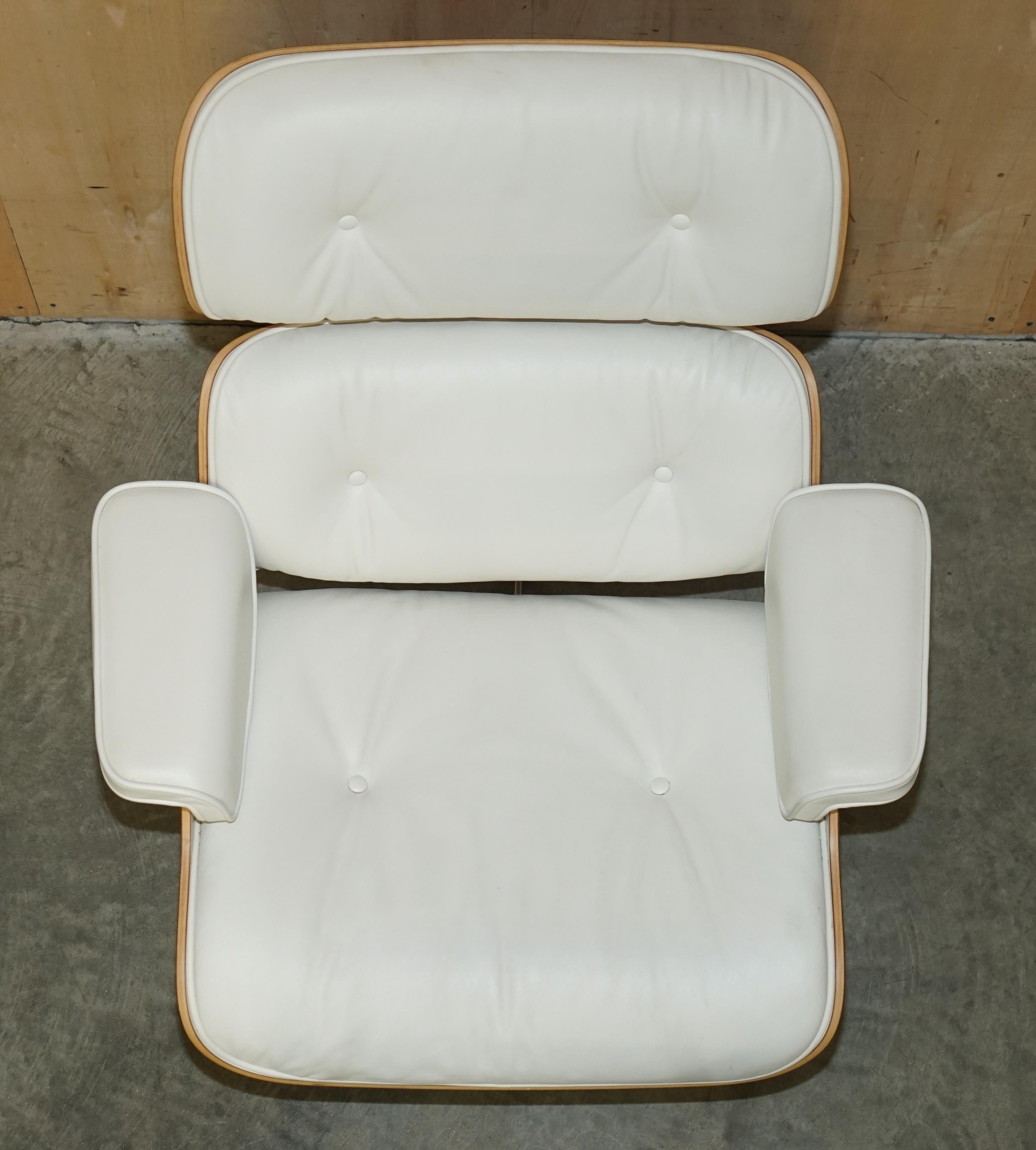 Whiting fauteuil de salon Charles and Ray Eames american cherry wood white leather en vente 8