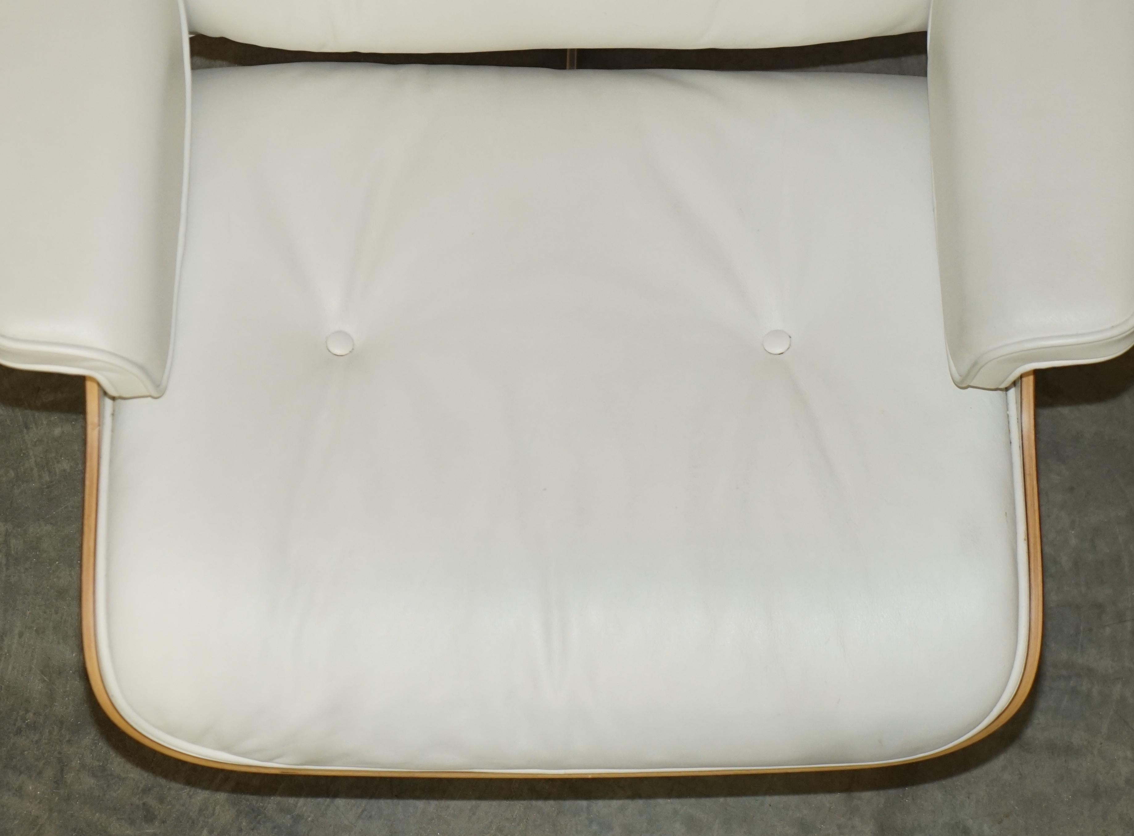 Whiting fauteuil de salon Charles and Ray Eames american cherry wood white leather en vente 9