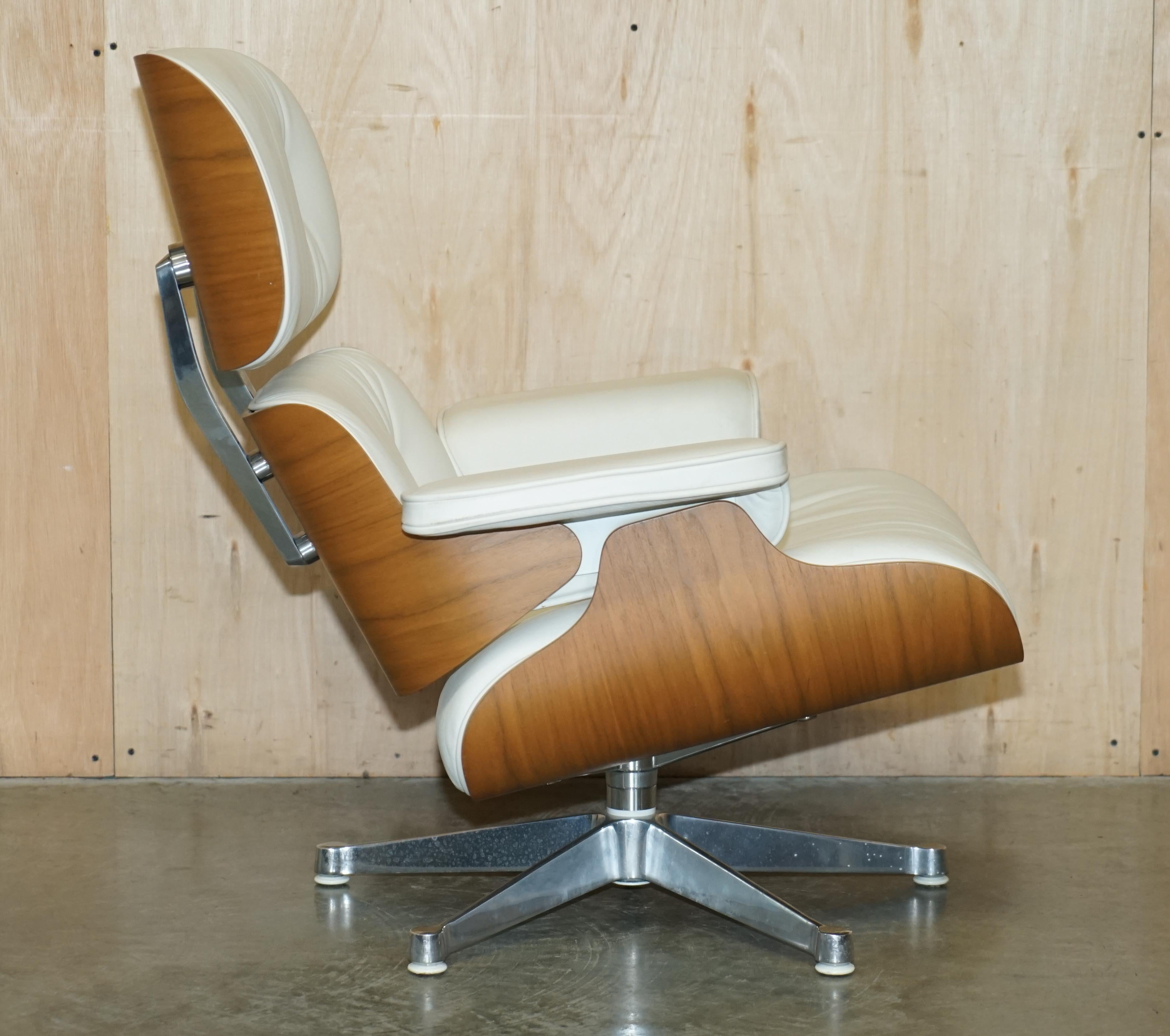 Whiting fauteuil de salon Charles and Ray Eames american cherry wood white leather en vente 10