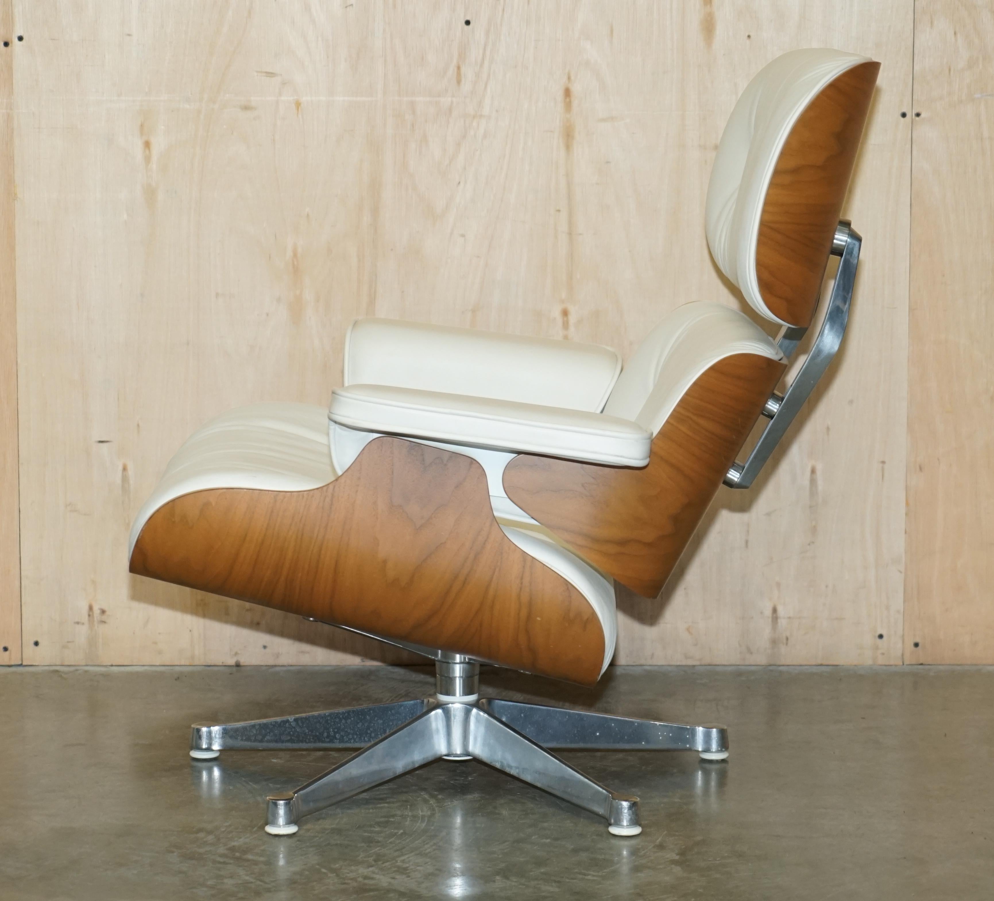 Whiting fauteuil de salon Charles and Ray Eames american cherry wood white leather en vente 12