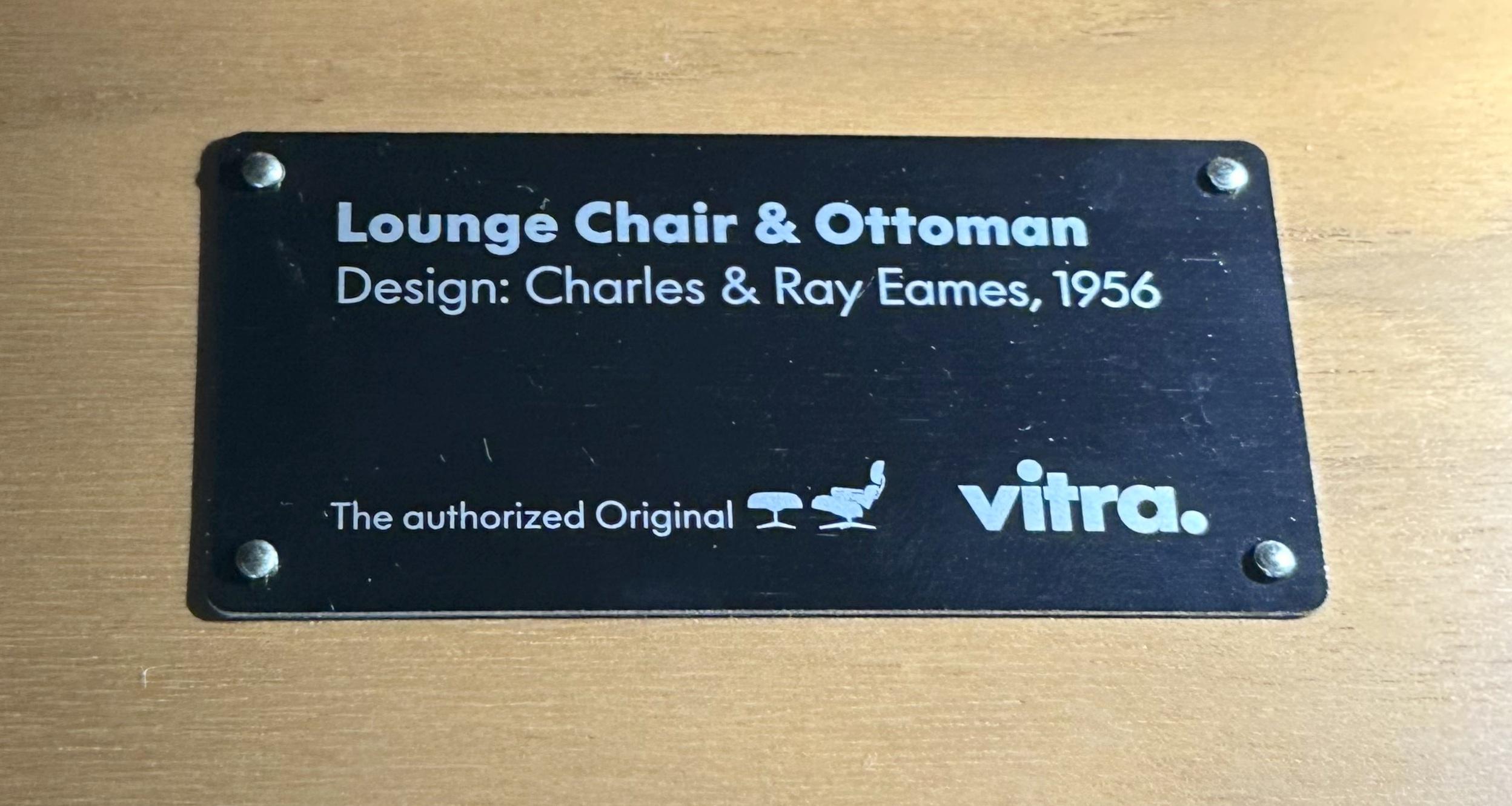 Royal House Antiques freut sich, diesen nicht mehr erhältlichen, in limitierter Auflage hergestellten, mit elfenbeinfarbenem, weißem Leder bezogenen und mit amerikanischem Kirschholz umrahmten Vitra Eames Lounge-Sessel mit verchromtem Untergestell