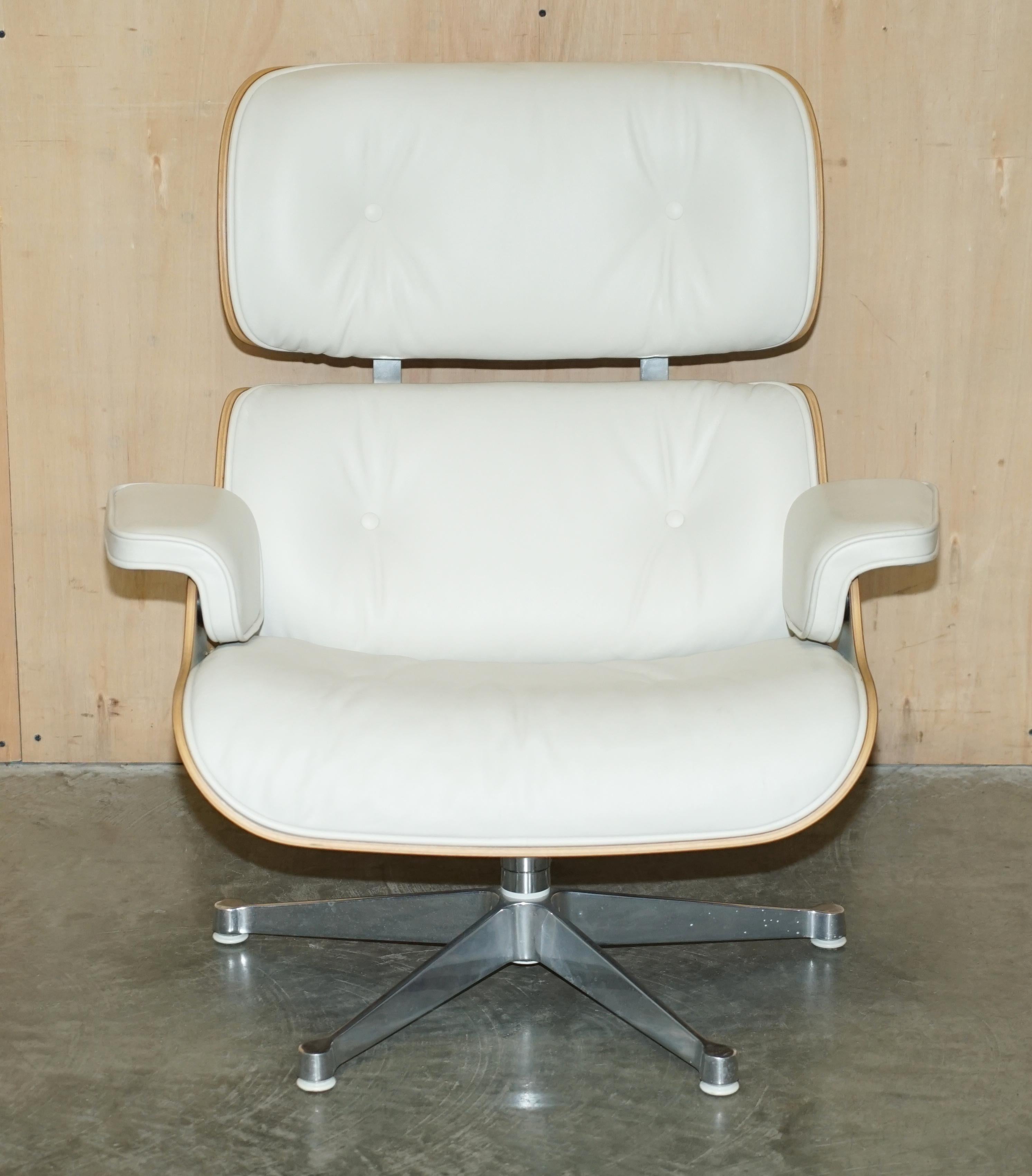 Mid-Century Modern Whiting fauteuil de salon Charles and Ray Eames american cherry wood white leather en vente