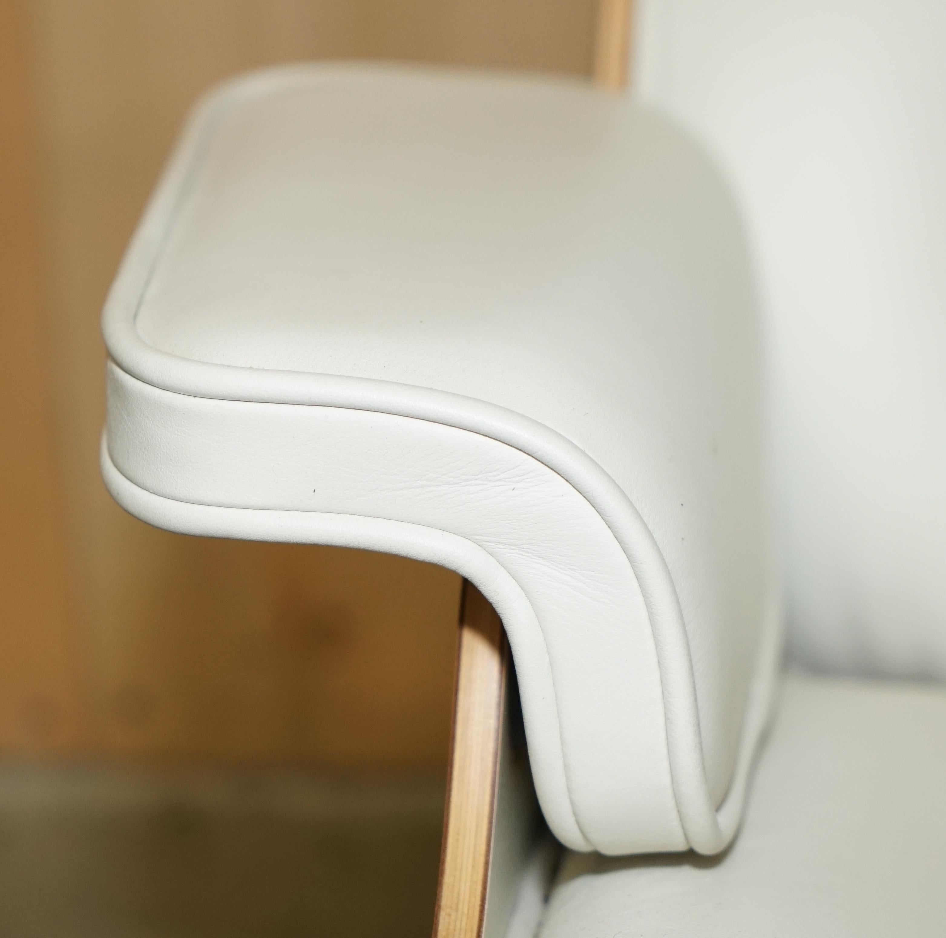 Cuir Whiting fauteuil de salon Charles and Ray Eames american cherry wood white leather en vente