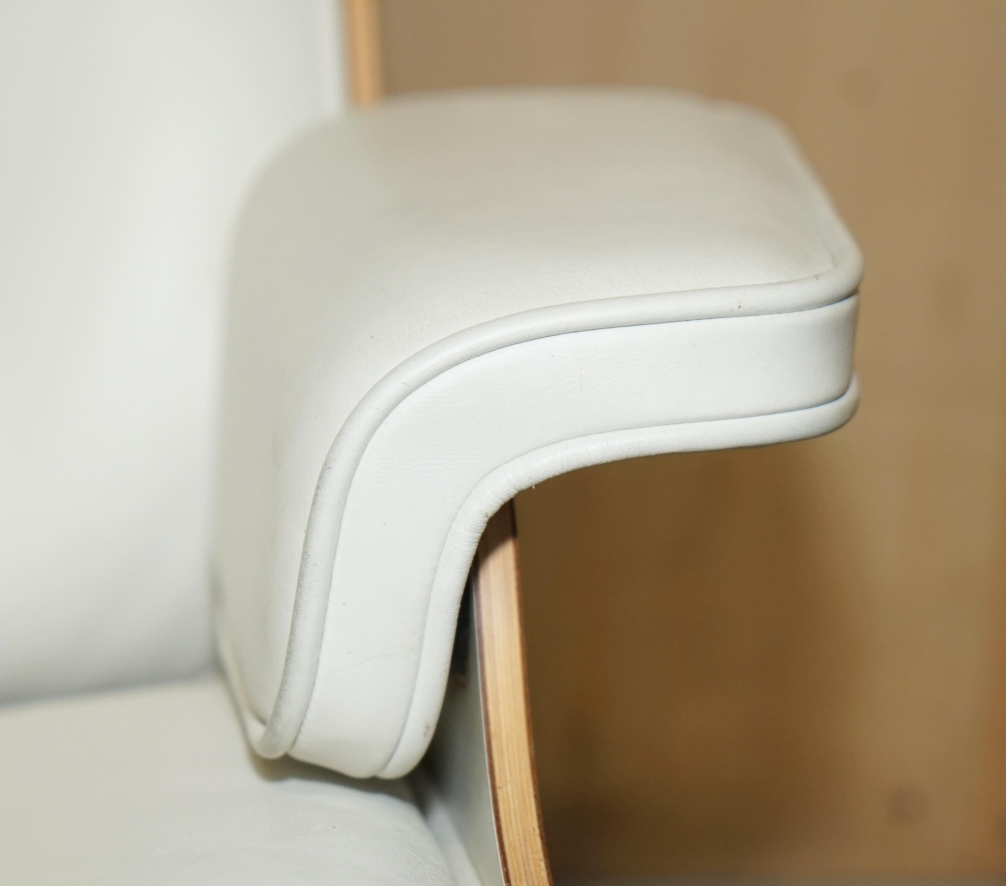 Whiting fauteuil de salon Charles and Ray Eames american cherry wood white leather en vente 2