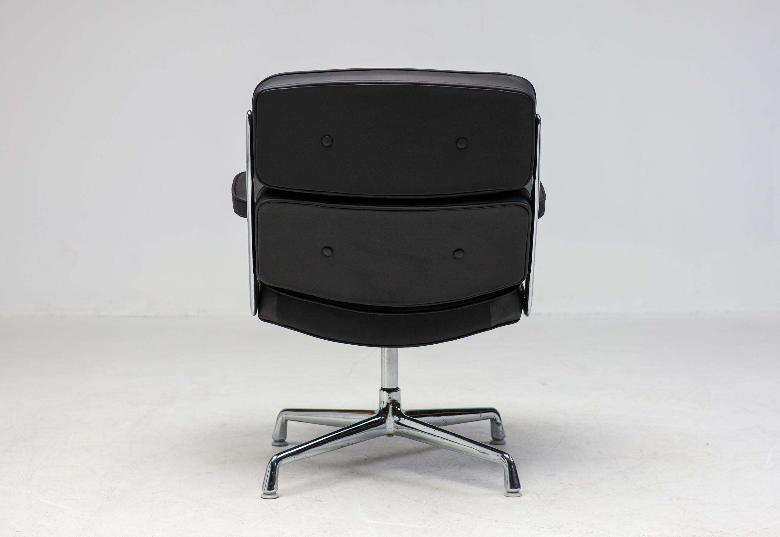 Vitra Charles & Ray Eames Executive Lobby Chair 3