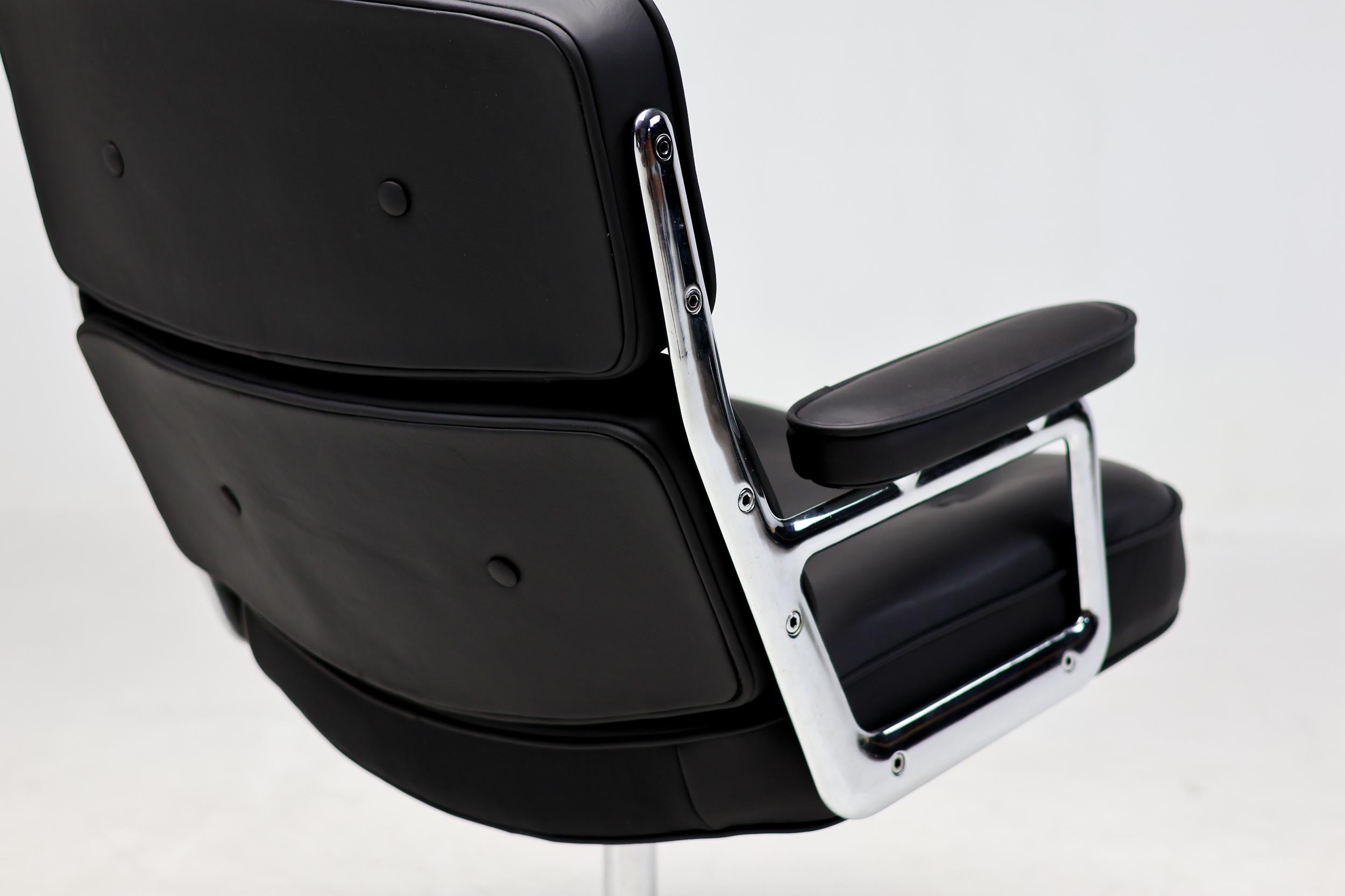 Vitra Charles & Ray Eames Executive Lobby Chair 4