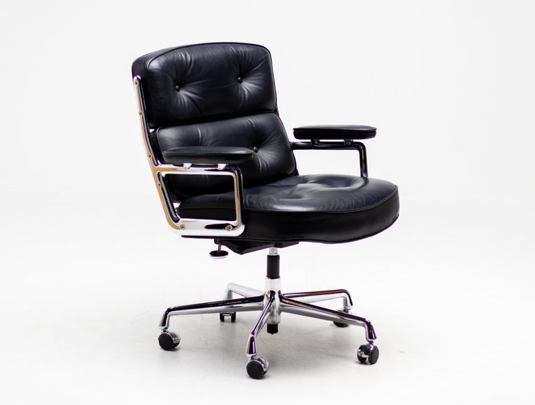 Vitra Charles and Ray Eames Executive Lobby Chair For Sale at 1stDibs