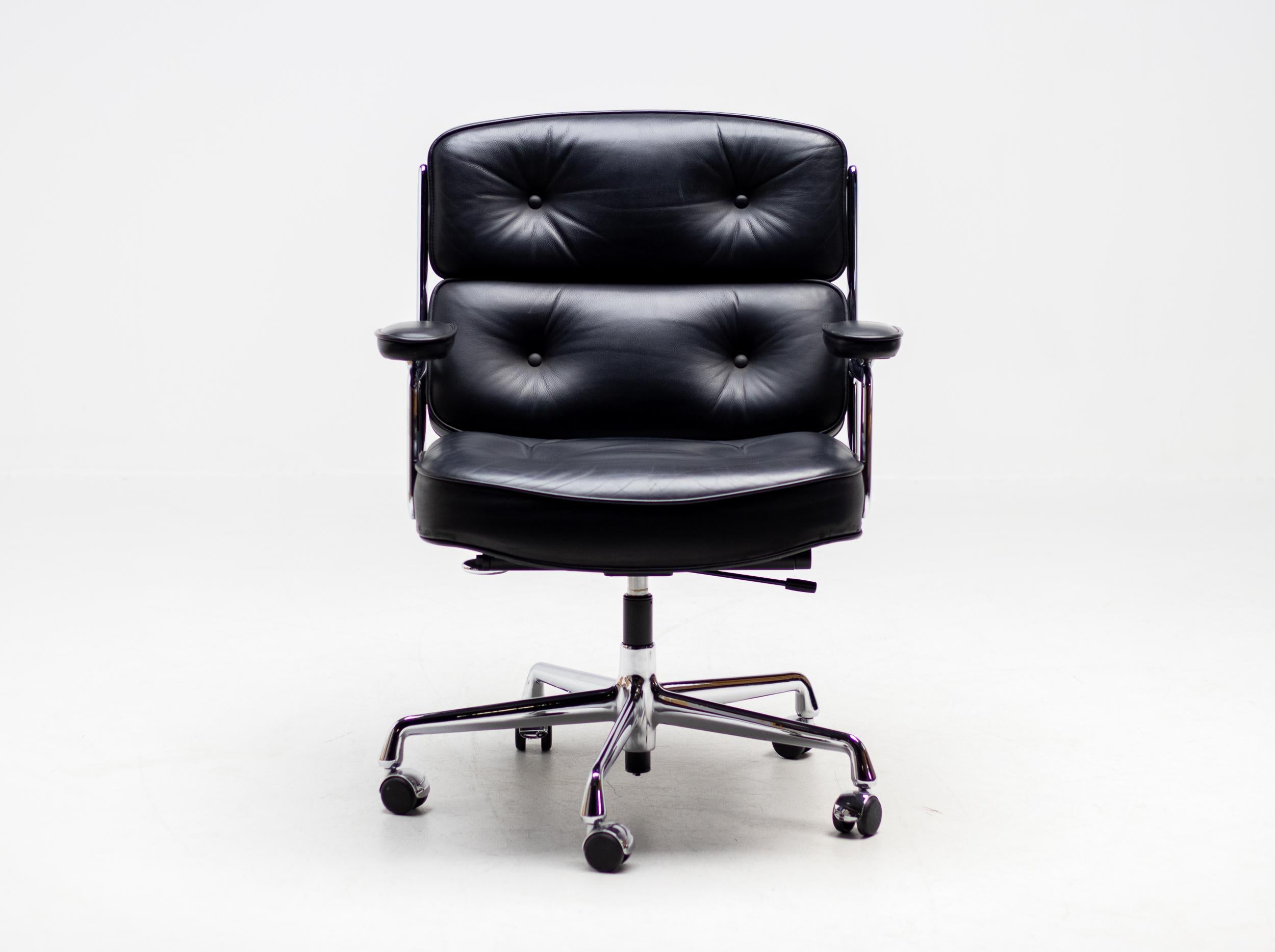 Also known as the time-life chair, this iconic piece was originally created for the executive floors of New York City’s Time-Life Building. The generously sized Eames Executive Chair (1960) tilts, swivels, and has a height-adjustable seat with