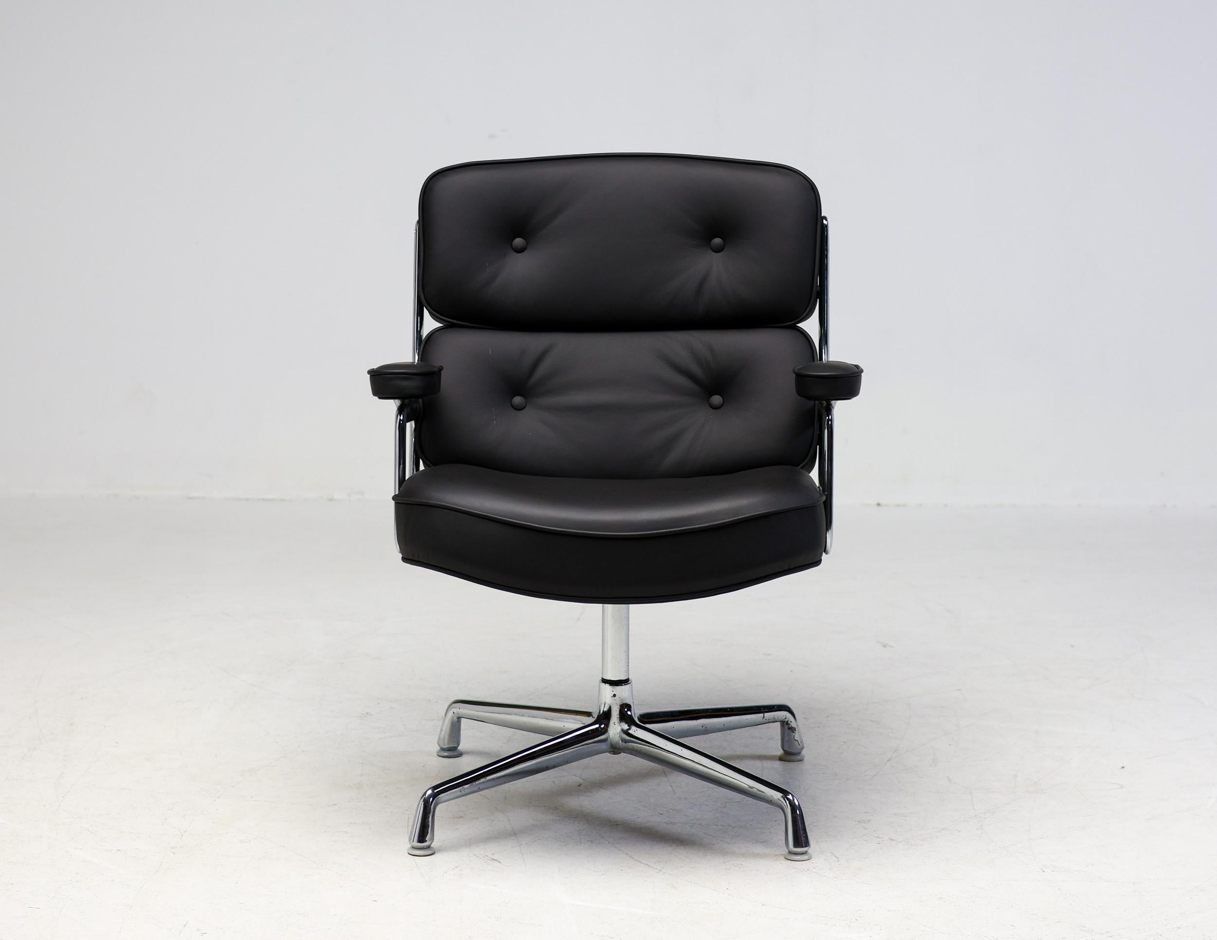 Also known as the time-life chair, this iconic piece was originally created for the executive floors of New York City’s Time-Life Building. The generously sized Eames Executive Chair (1960) swivels, and has a seat with thick, plush cushions. This is