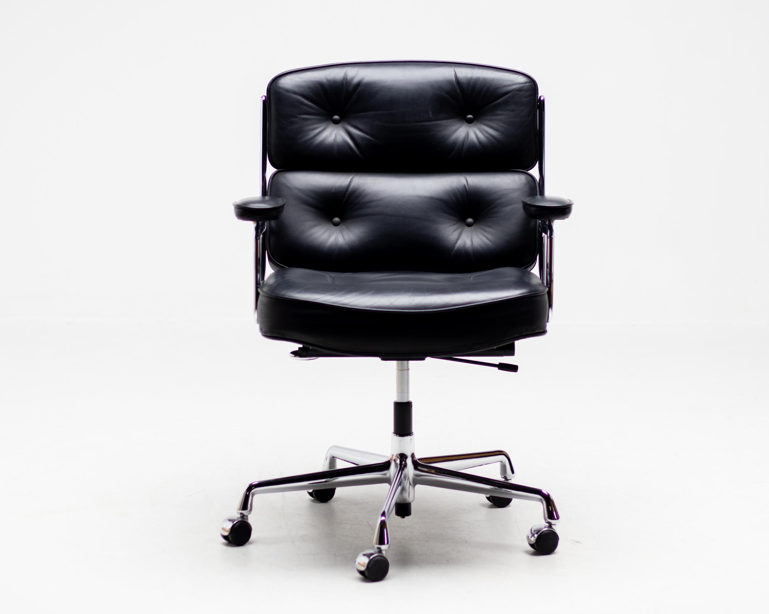 Mid-Century Modern Vitra Charles & Ray Eames Executive Lobby Chair