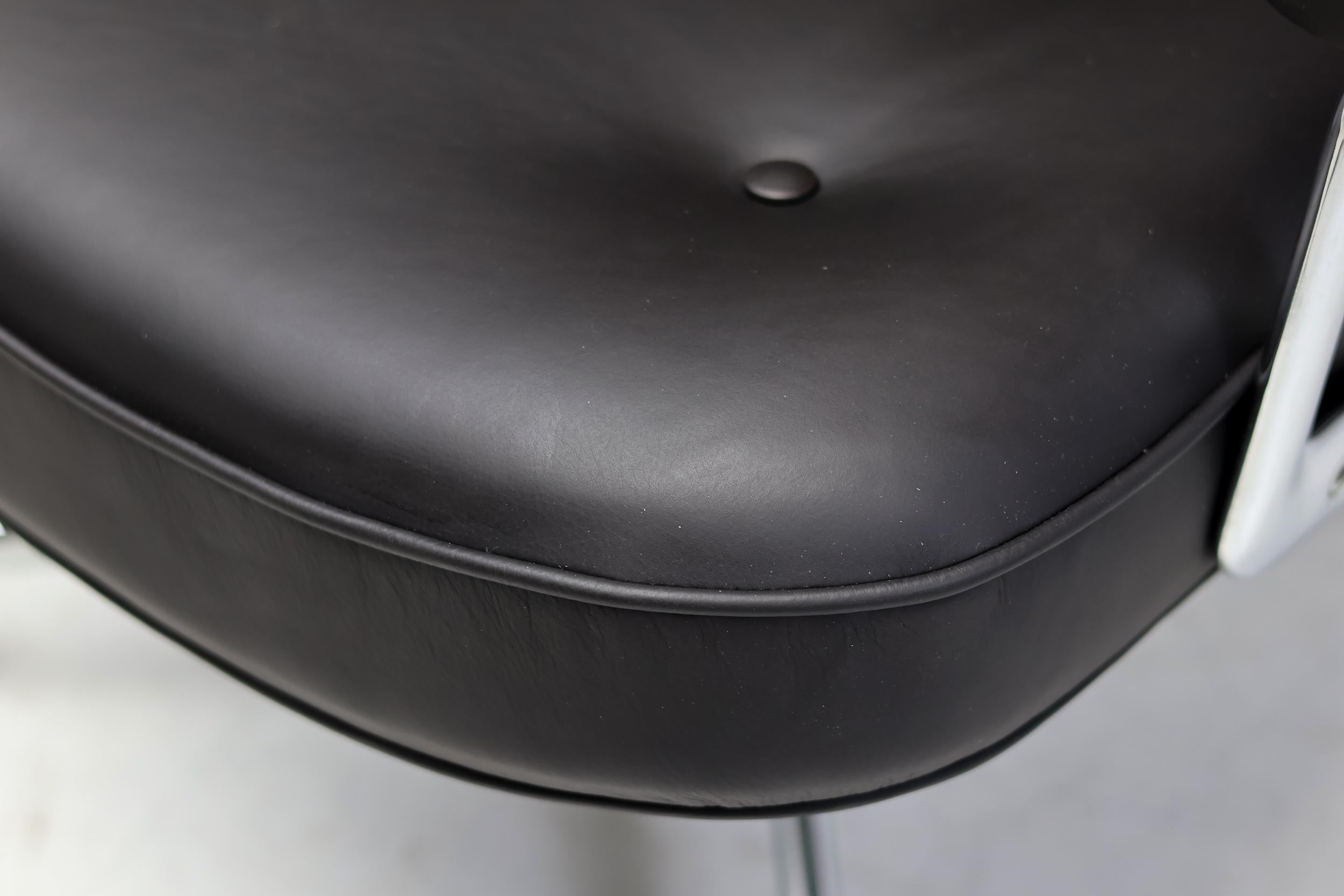 Mid-Century Modern Vitra Charles & Ray Eames Executive Lobby Chair