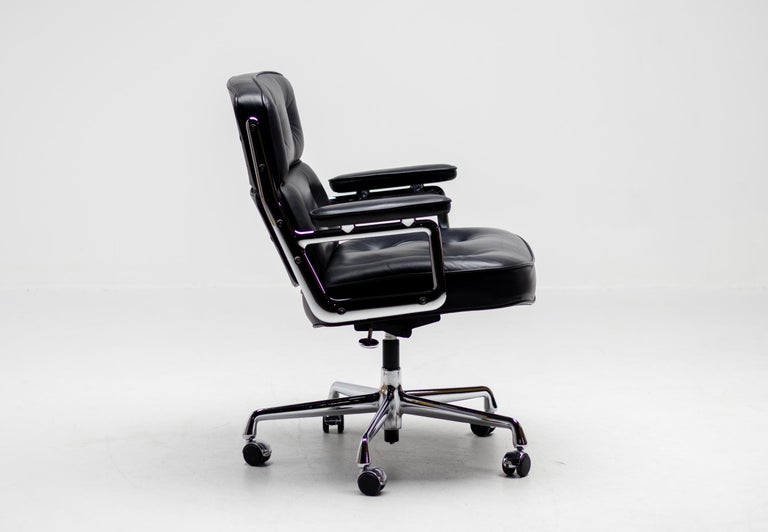 Vitra Charles and Ray Eames Executive Lobby Chair For Sale at 1stDibs