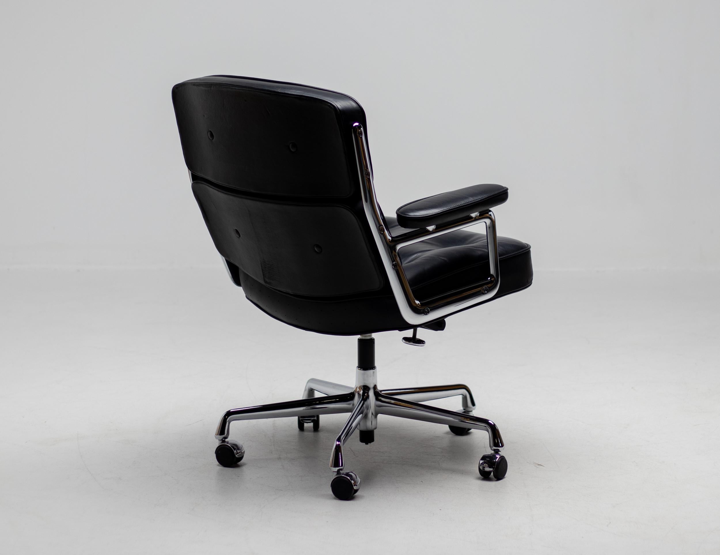 Vitra Charles & Ray Eames Executive Lobby Chair In Good Condition In Dronten, NL